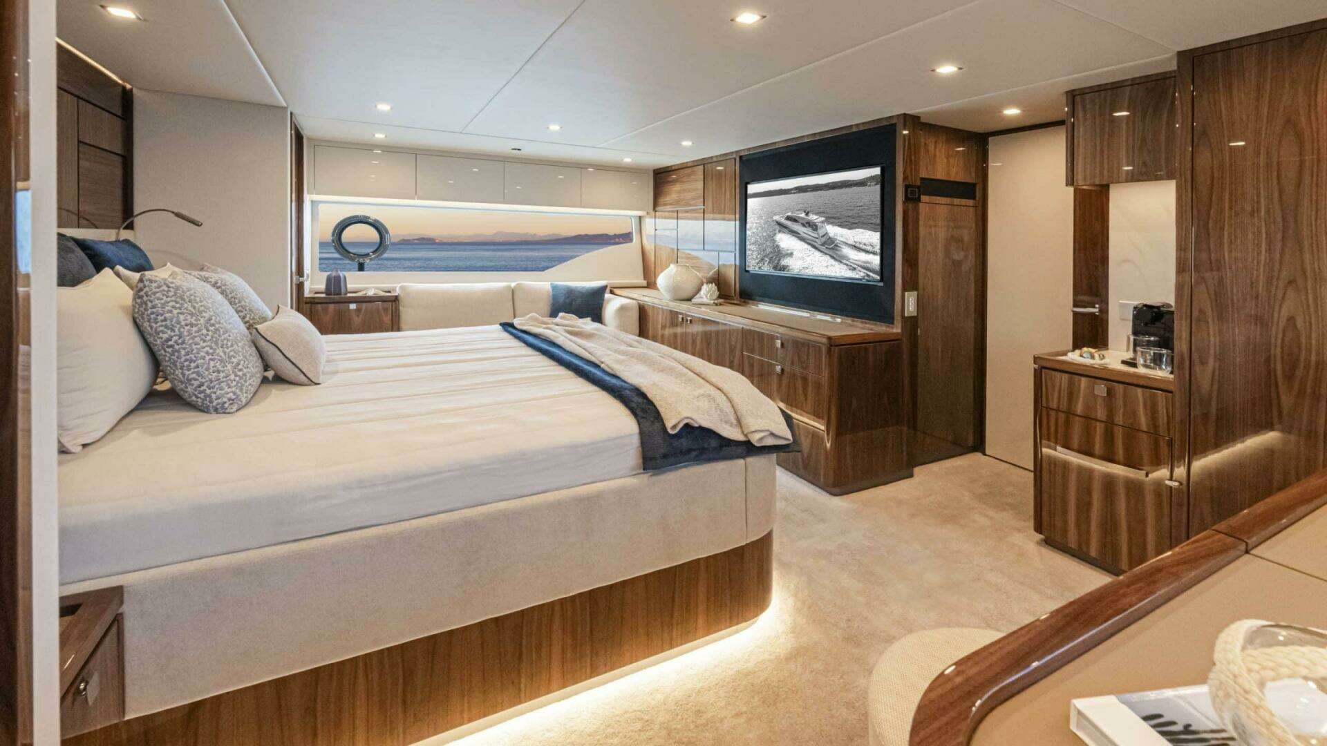 2026 Riviera 6800 Sport Yacht Platinum Edition - Image 19