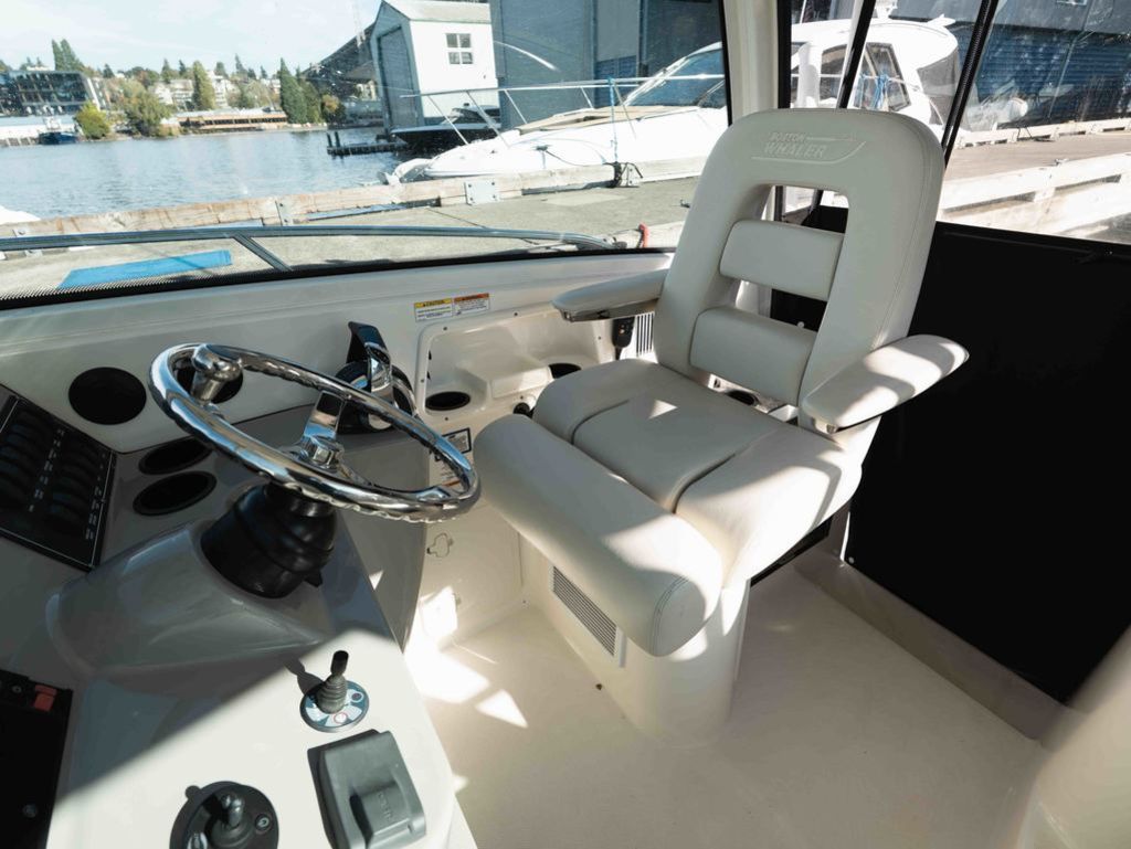 2017 Boston Whaler 315 Conquest - 20