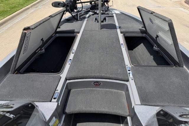 2008 Ranger Z21 Comanche boat deck with open storage compartments.
