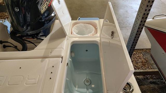 2025 Robalo 226 Cayman - 5