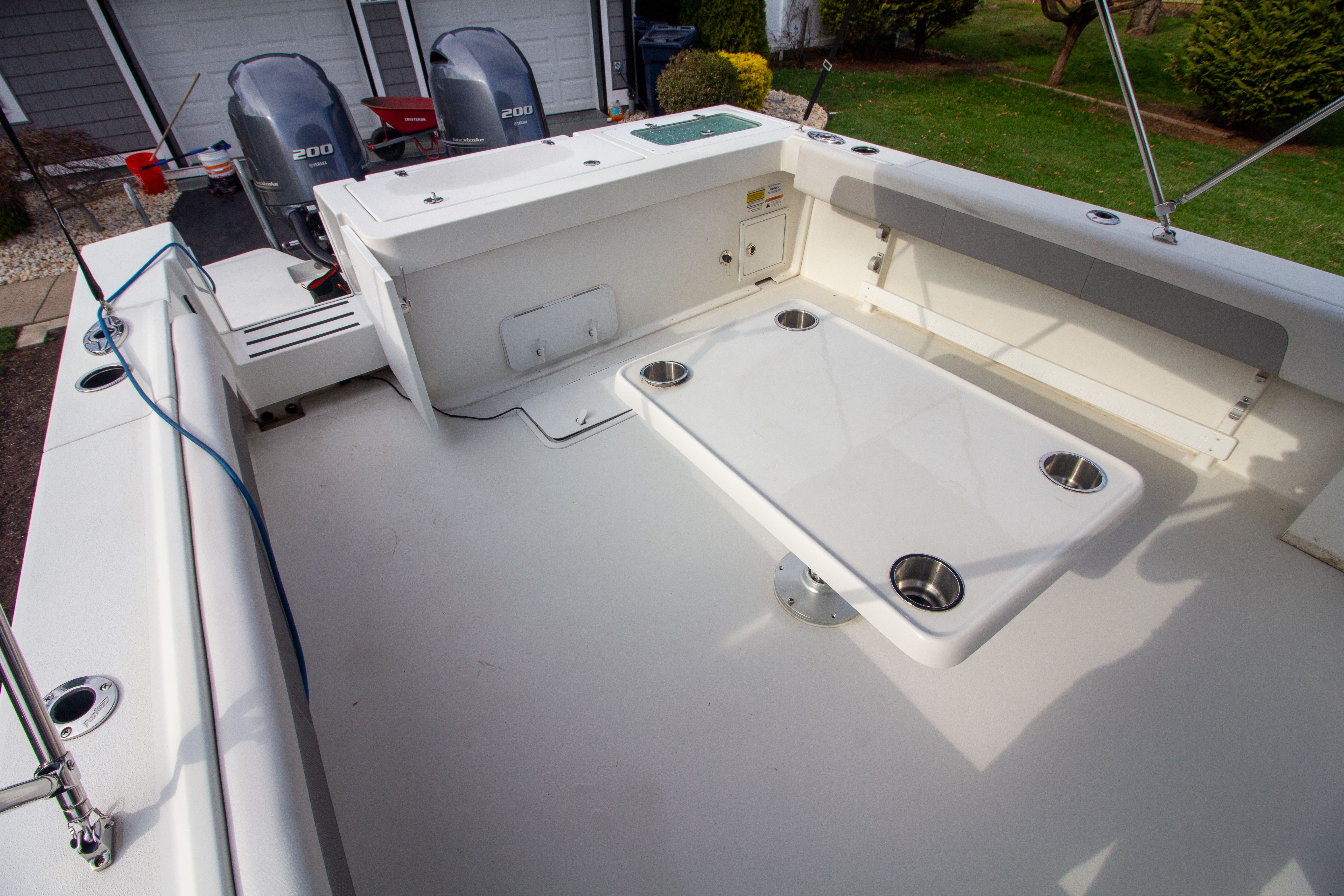 Parker 2520 XLD Sport Cabin 2022 with spacious deck and twin engines.