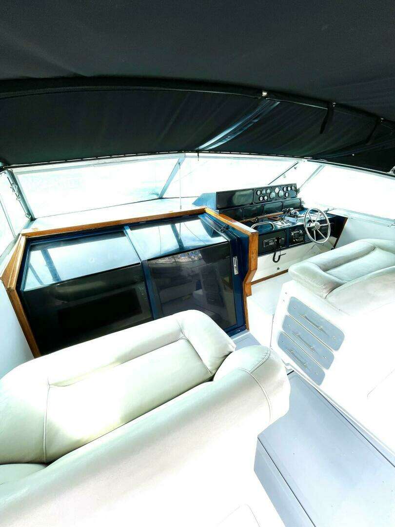 1989 Sea Ray 390 Express Cruiser - Image 3