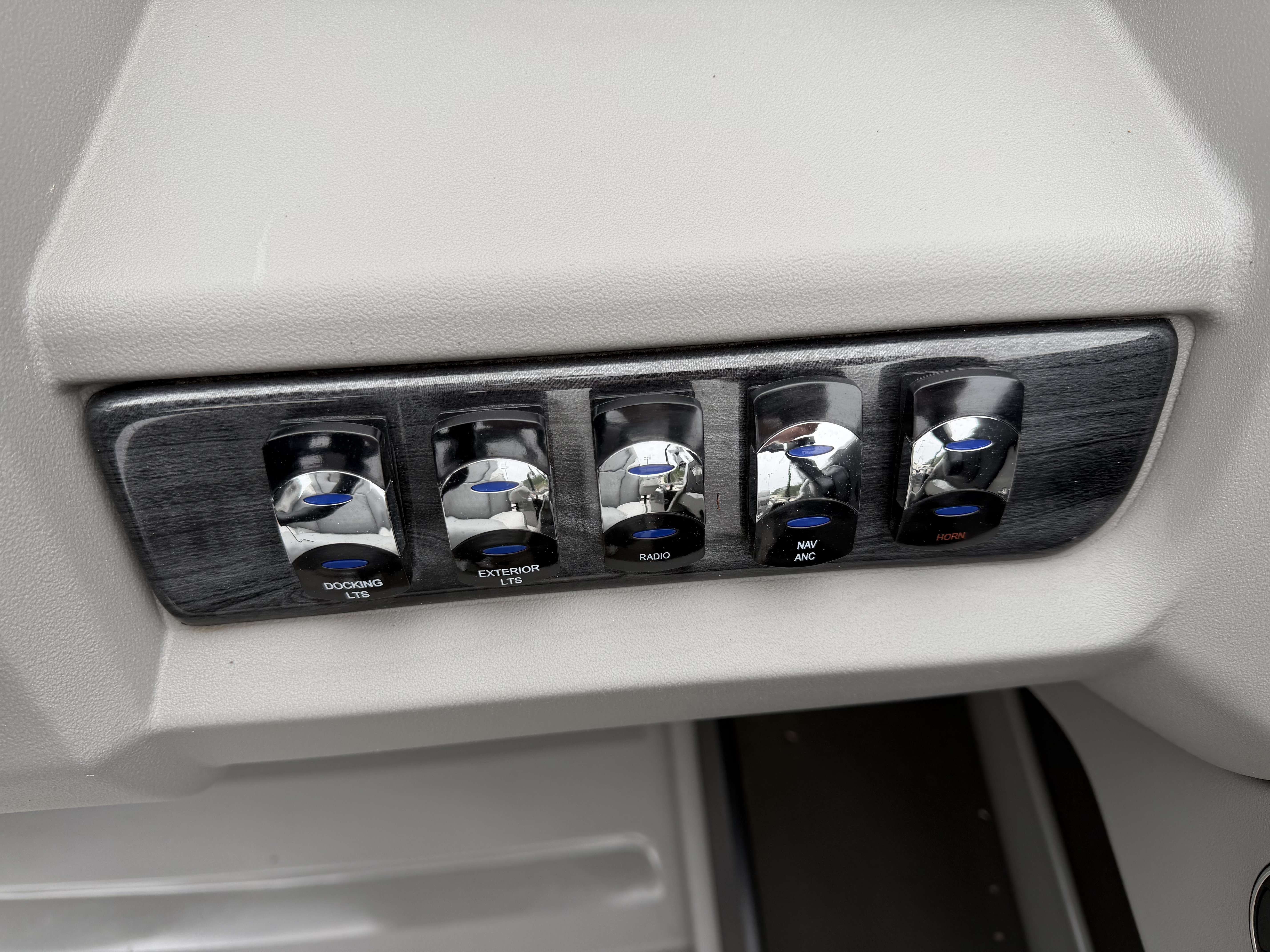 2025 Avalon LSZ Versatile Rear Bench - 25' - 15
