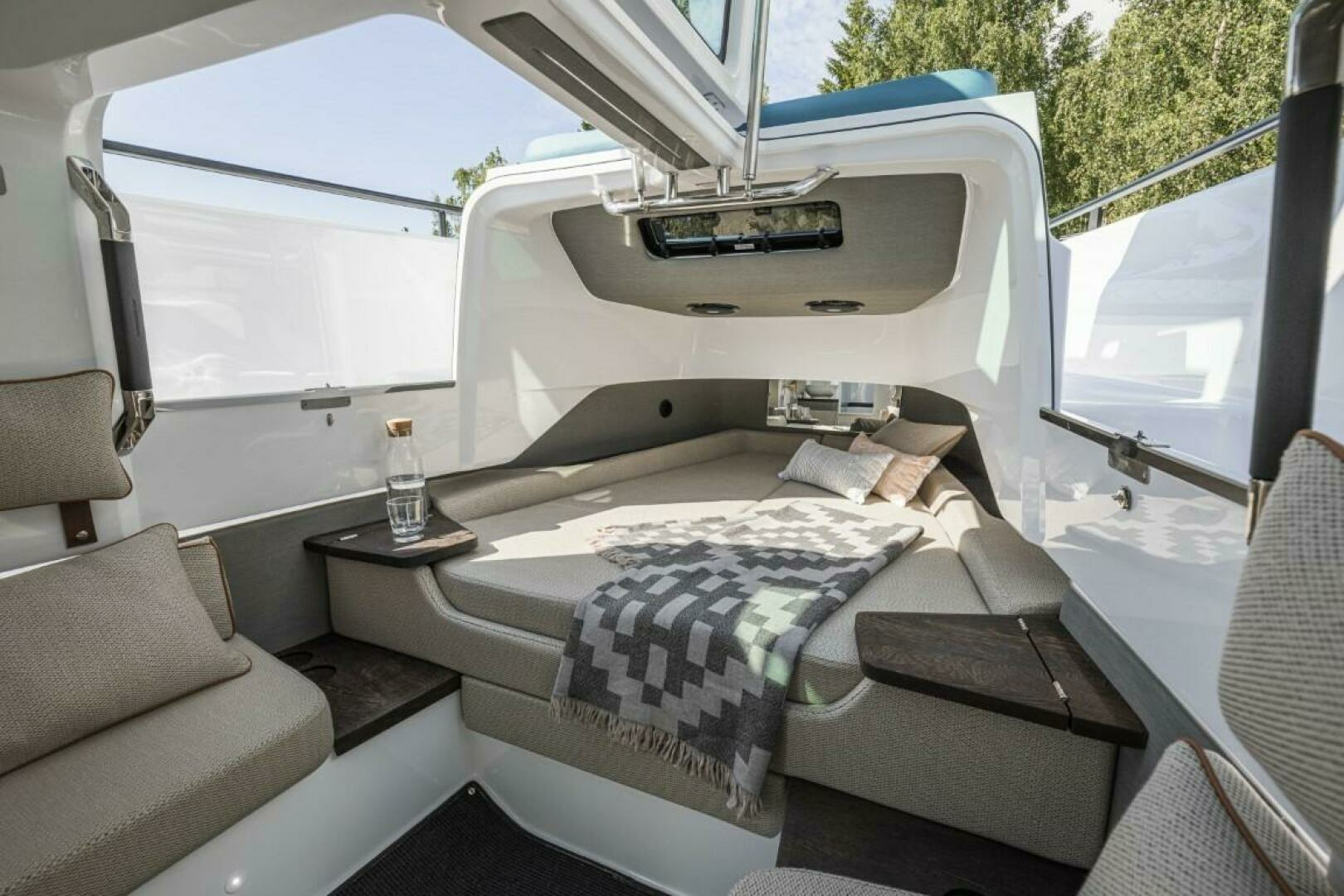 2024 Axopar 37XC CROSS CABIN - Image 15