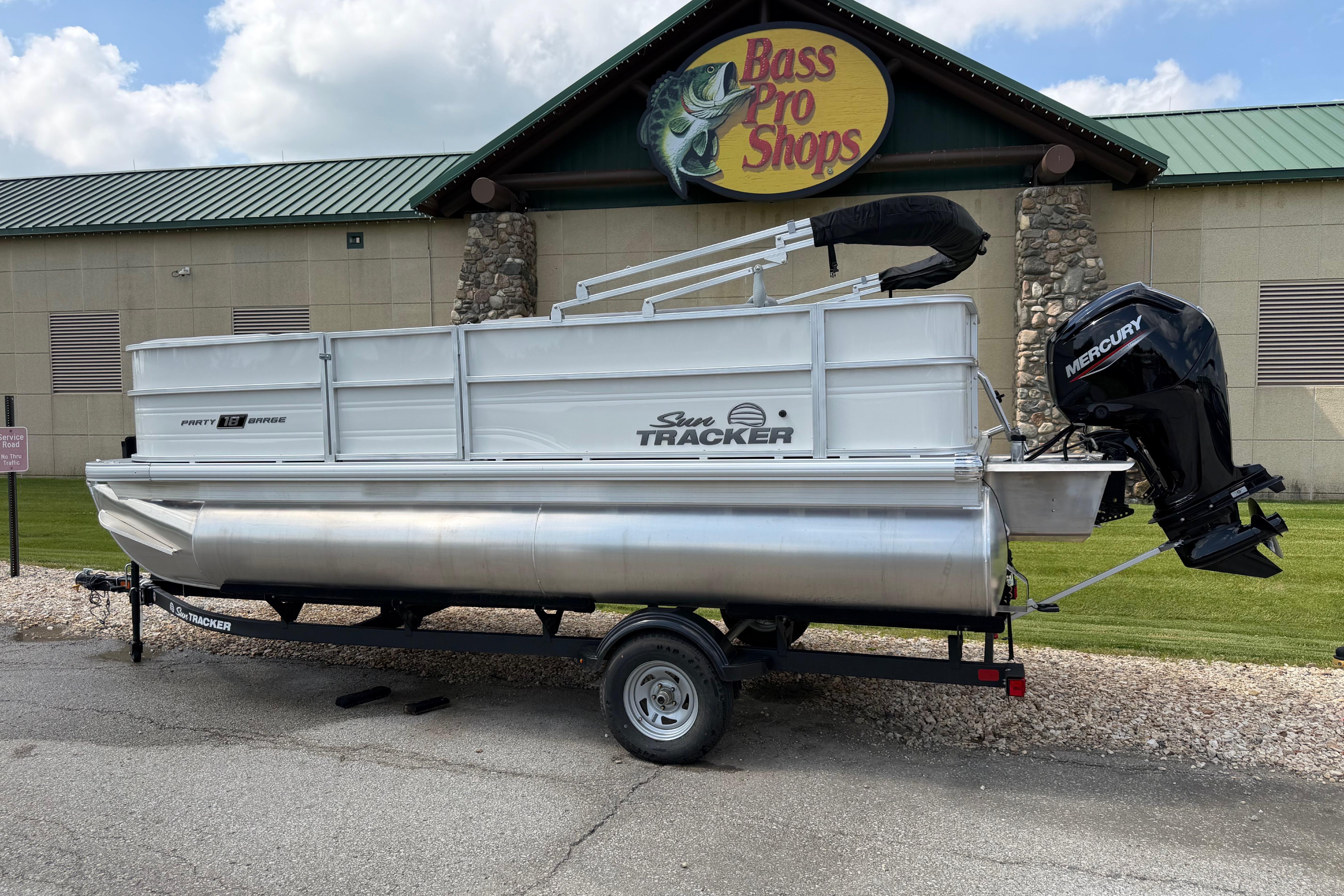 2026 Sun Tracker Party Barge 18 DLX