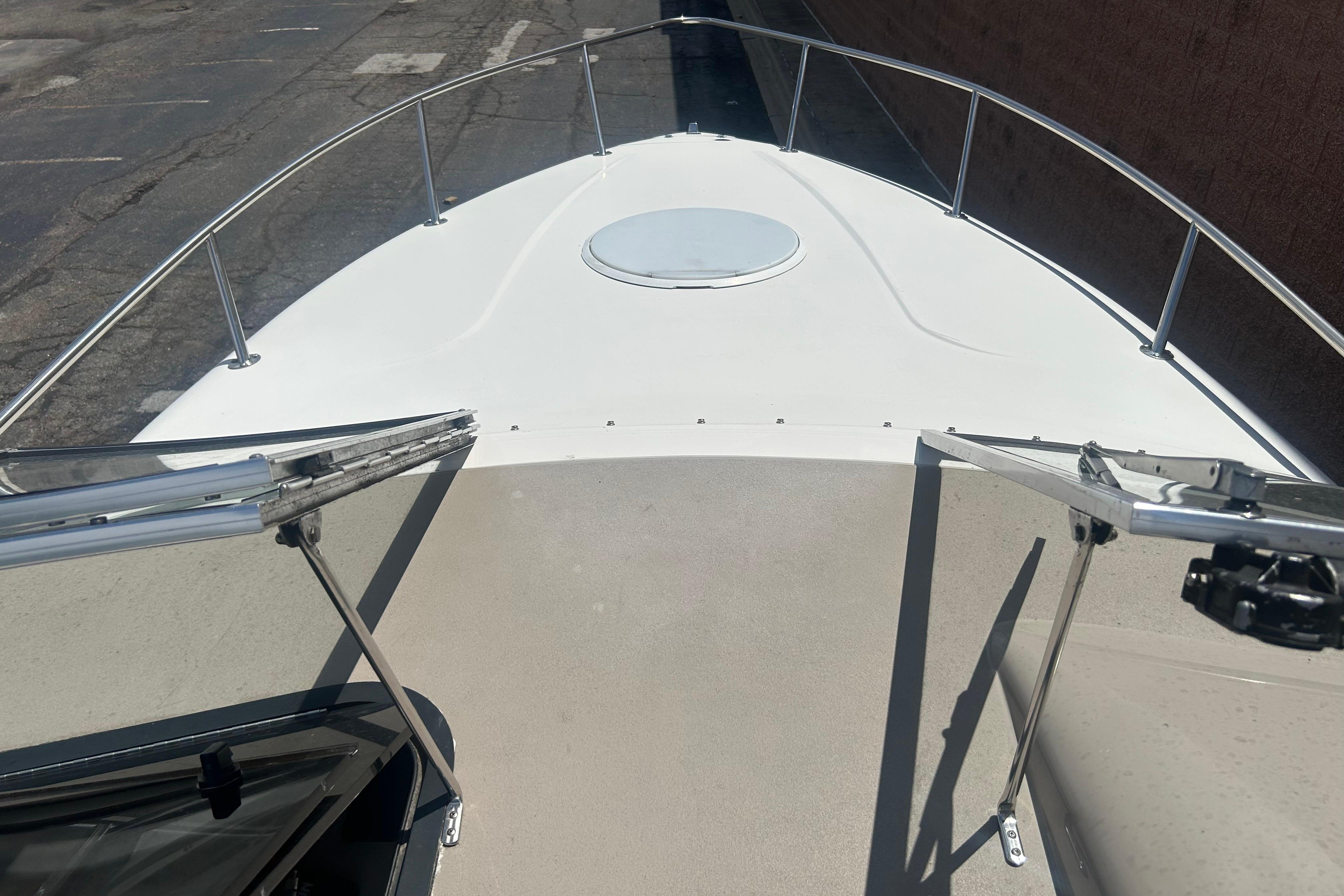 1998 Four Winns 258 Vista boat deck with open windshield and railing.