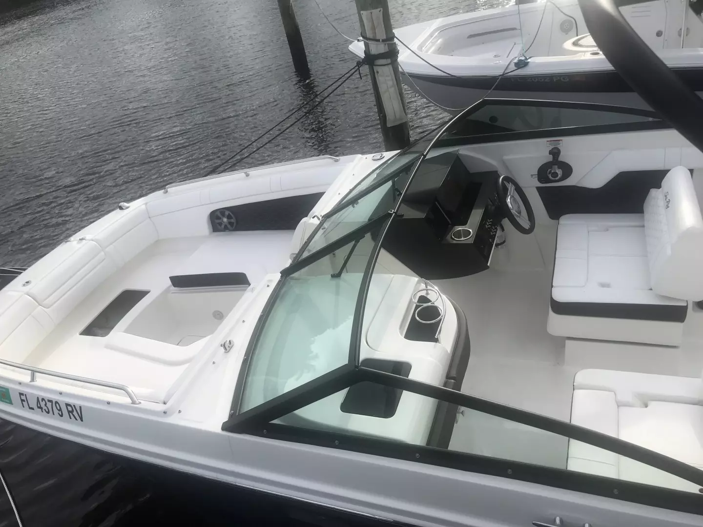 2019 Sea Ray SDX 270 Outboard - Image 10
