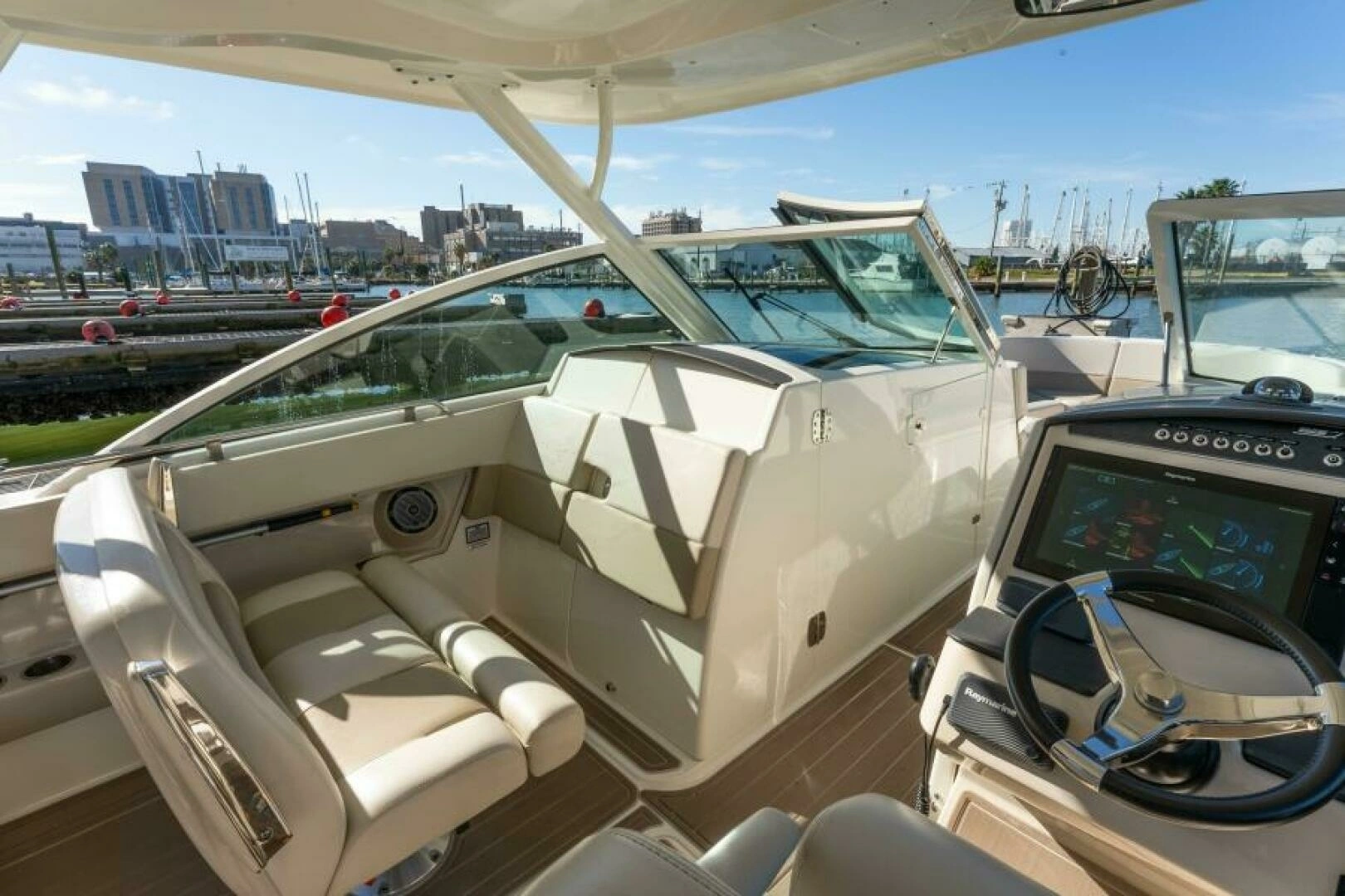 2017 Boston Whaler 320 Vantage - Image 3