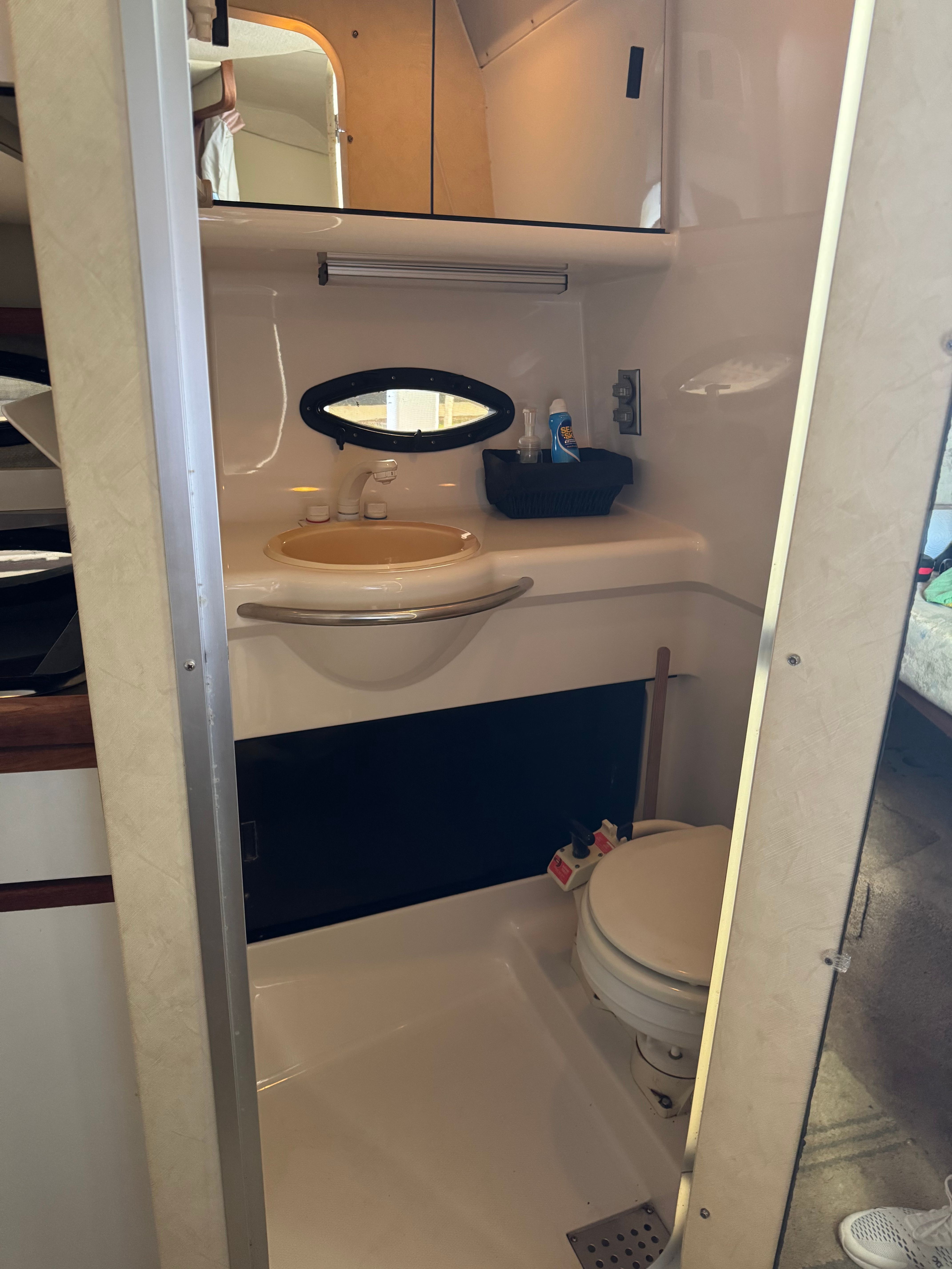 Bathroom in Bayliner 3055 Cierra boat, year 1994.