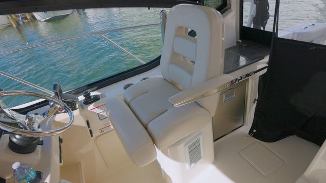 2023 Boston Whaler 325 Conquest - 10