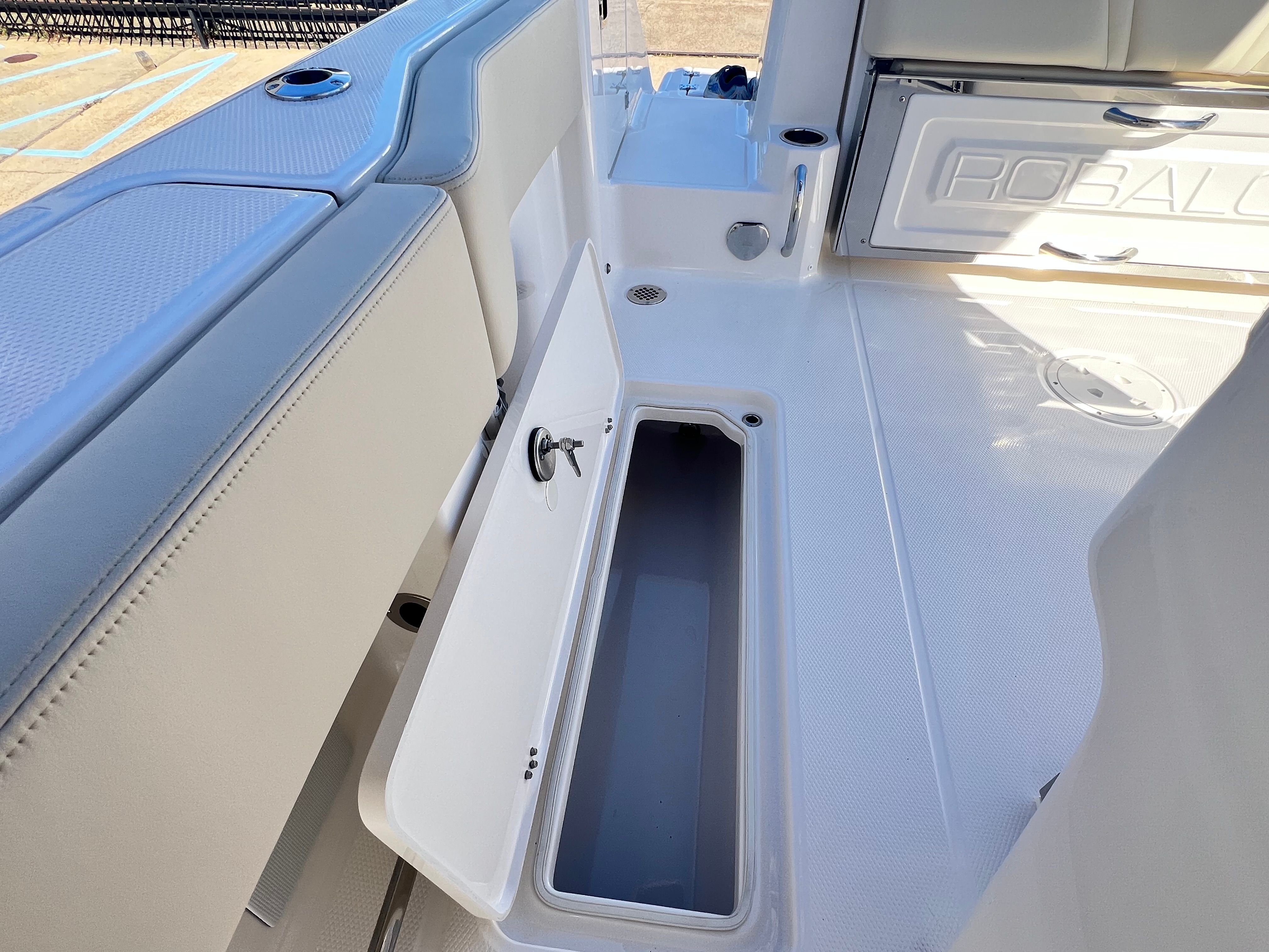 2026 Robalo R270 Center Console - 14