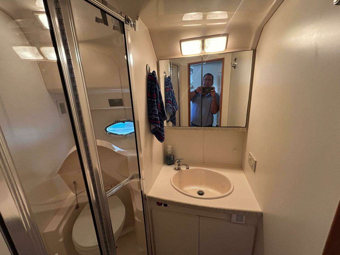 2000 Silverton 352 Motor Yacht - Image 31
