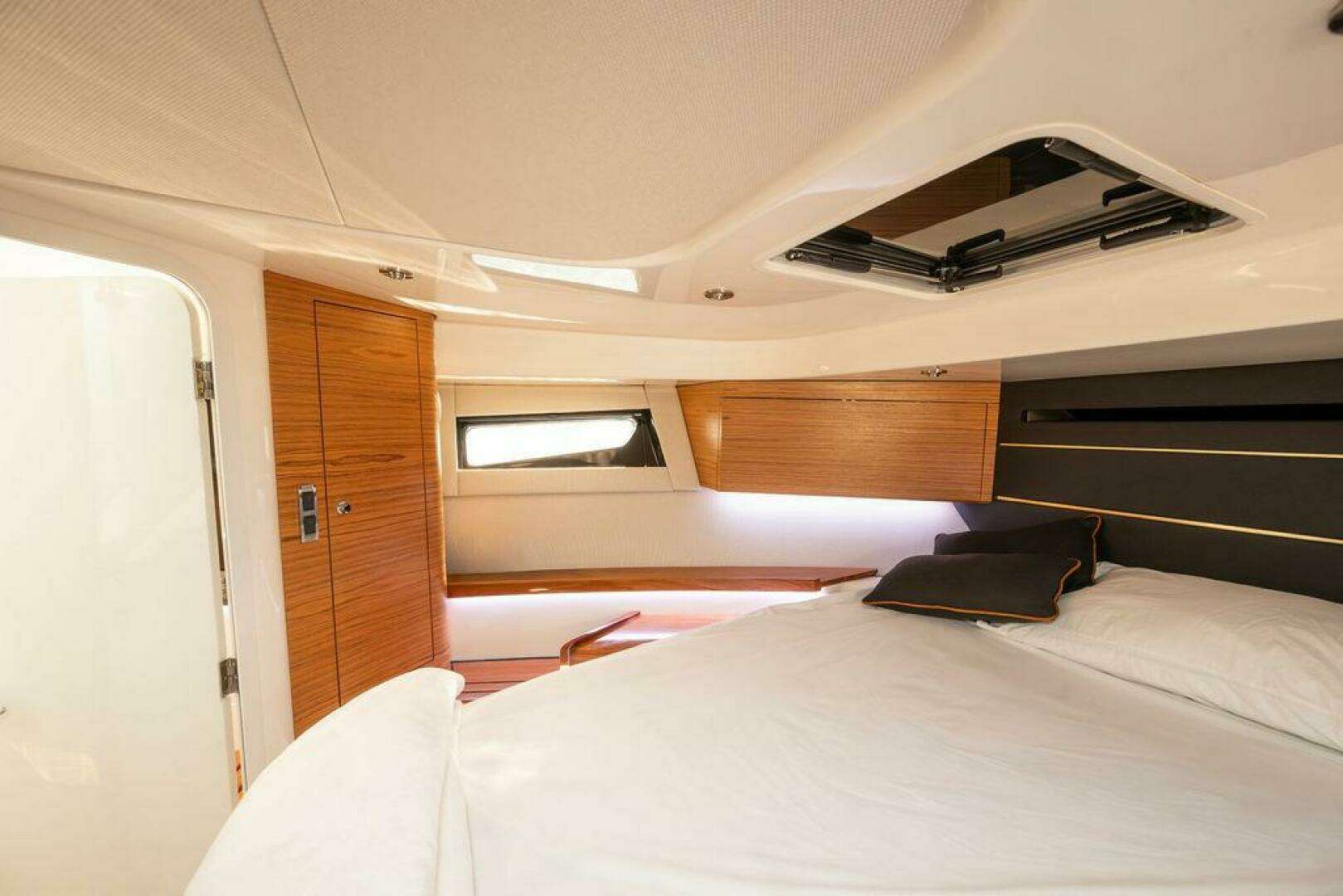 2023 Boston Whaler 405 Conquest - Image 39