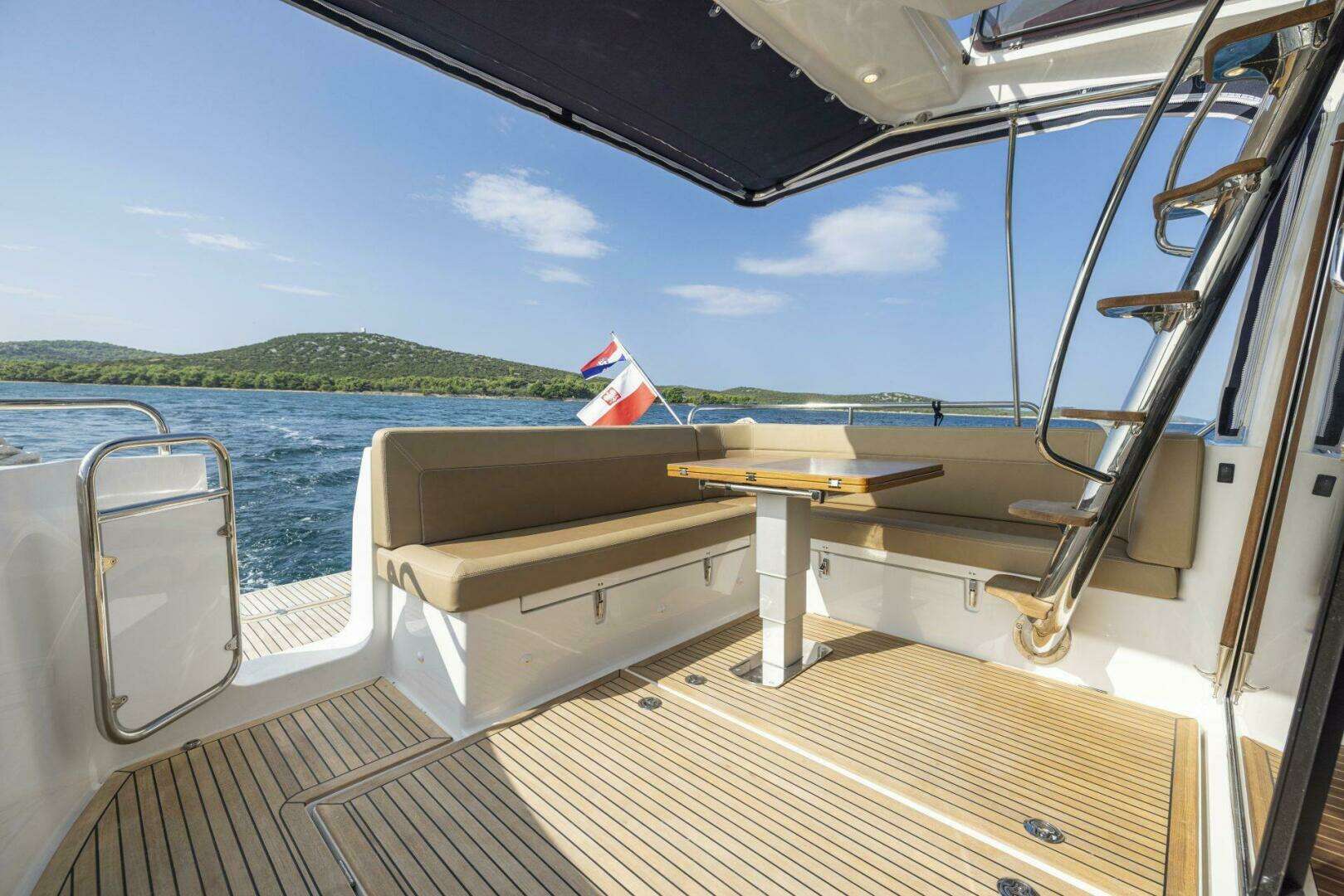 2025 Nimbus 405 Flybridge - Image 7