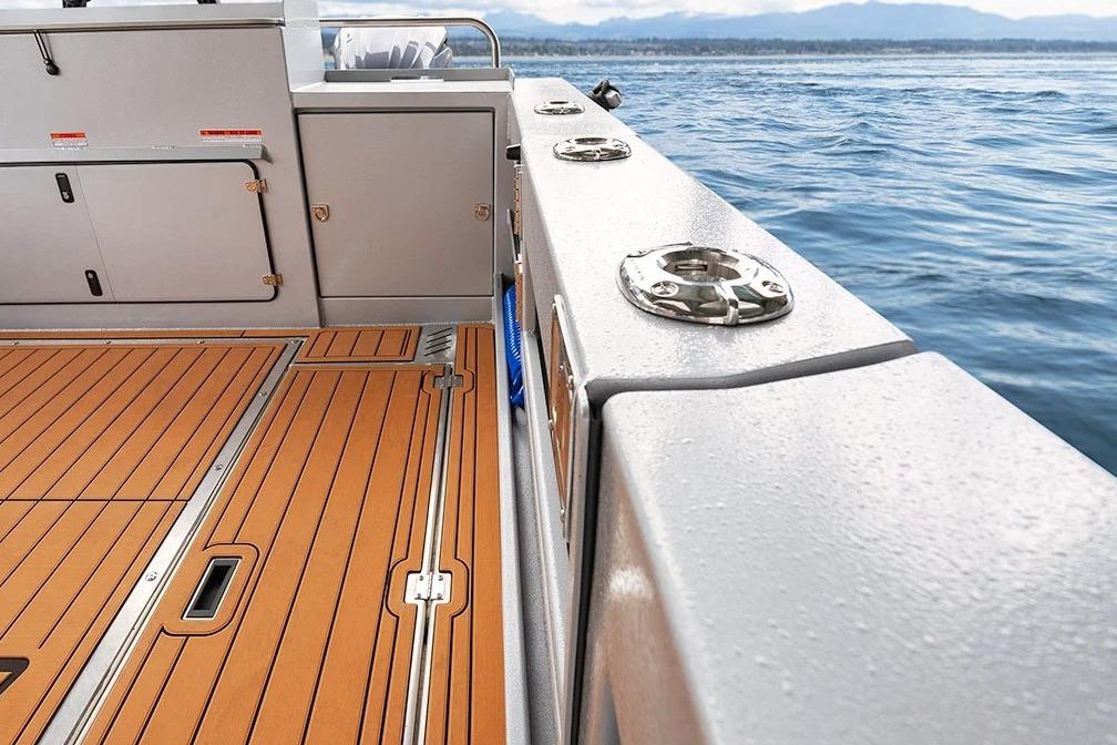 2026 KingFisher 3225 GFX Offshore boat deck with sleek design and ocean view.