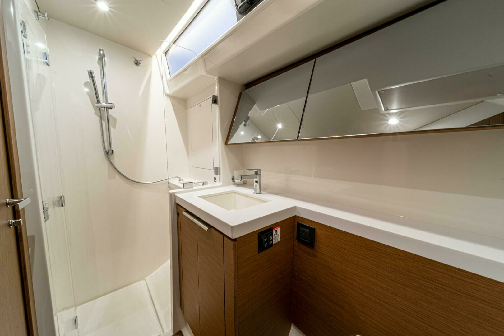 2025 Beneteau Oceanis Yacht 54 - Image 9