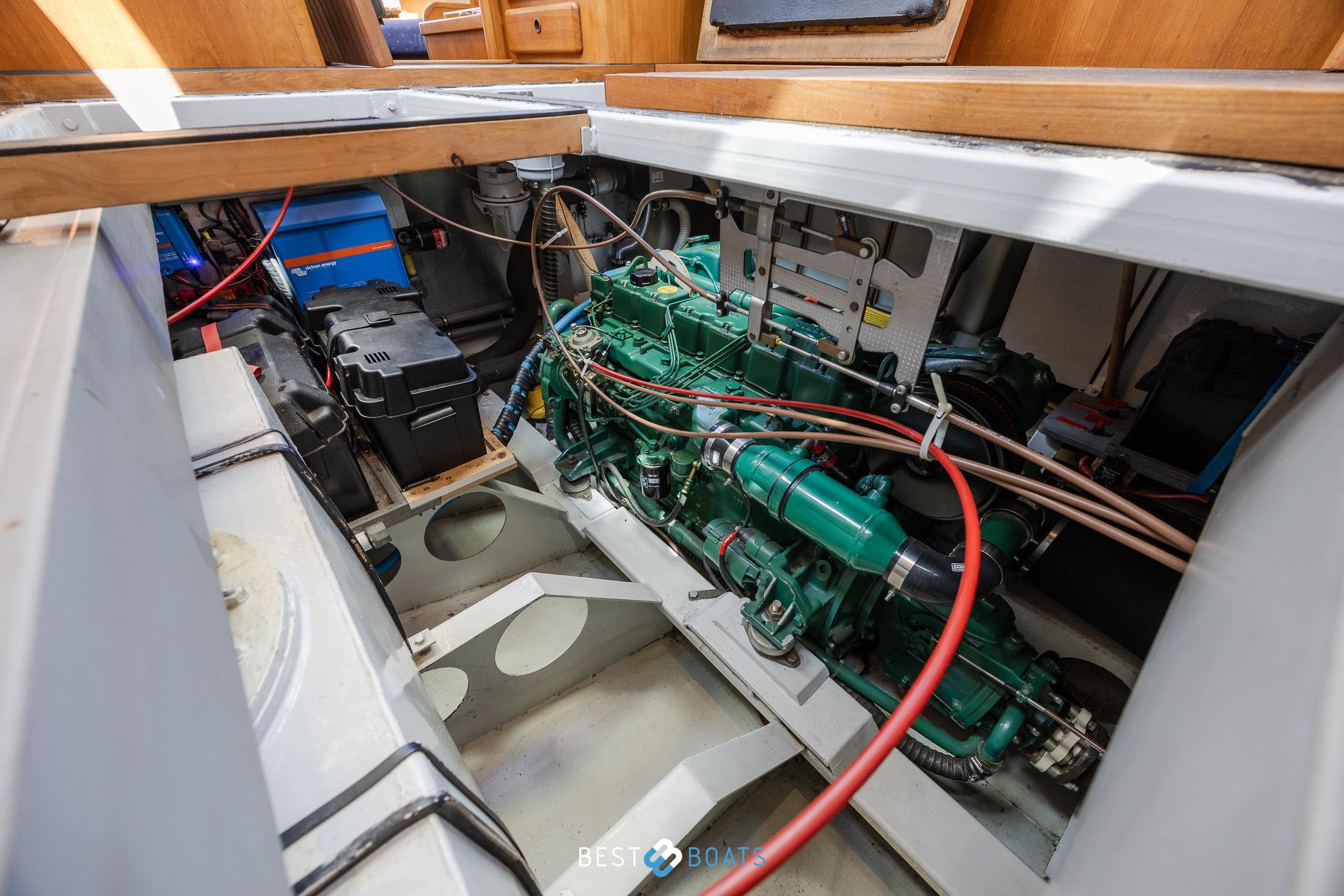 Engine room of a 1992 Linssen 37 SE boat, showcasing mechanical components.