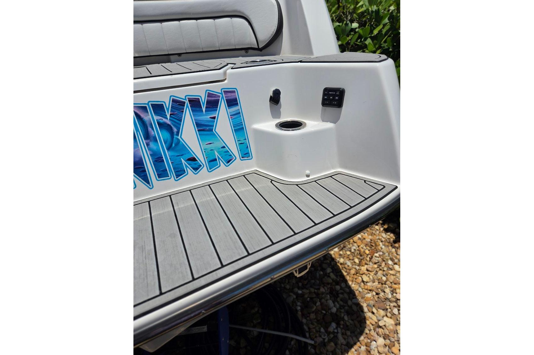 2024 Yamaha Boats 222 FSH Sport E deck with custom graphics and seating.
