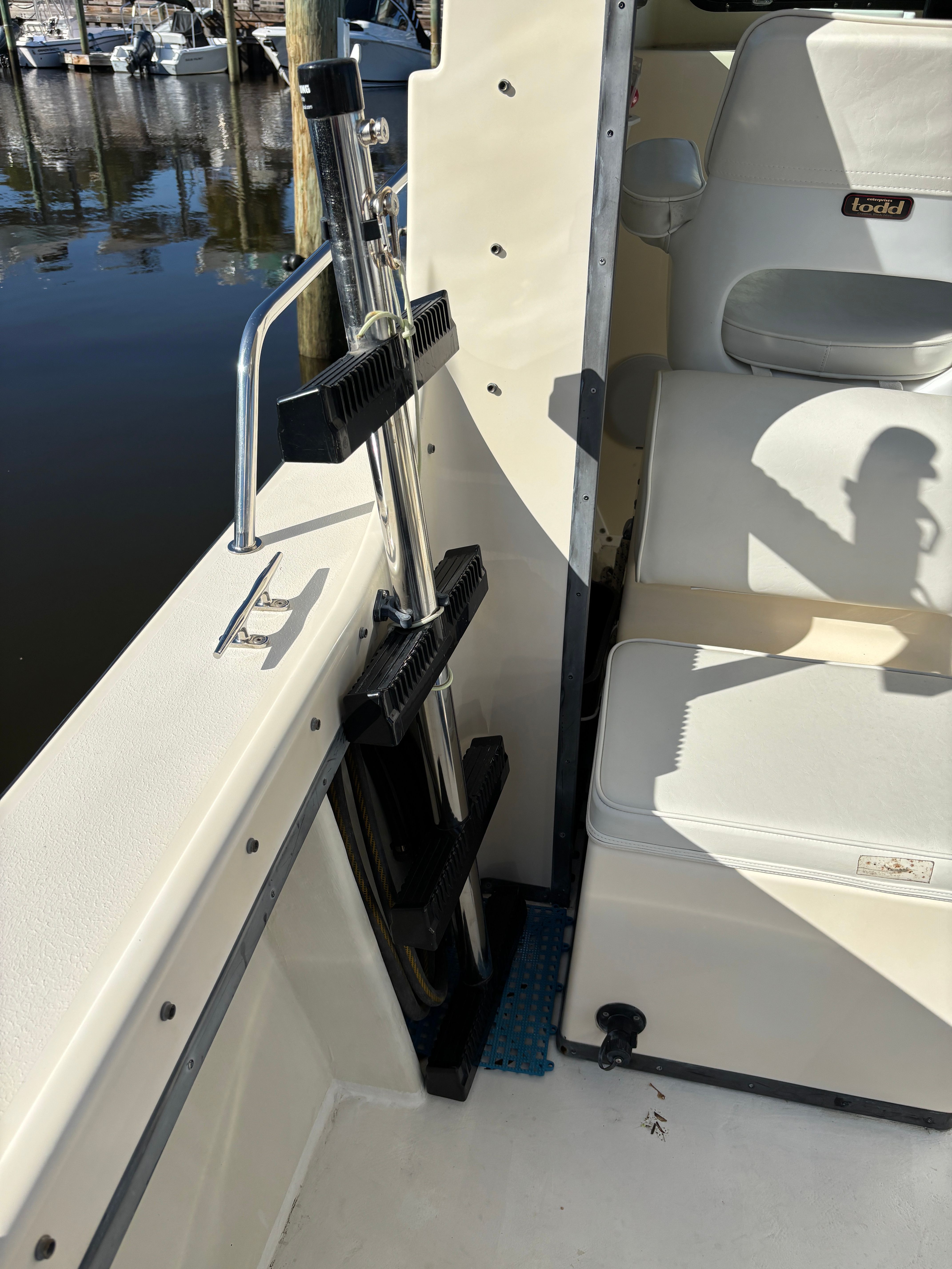 1998 May-Craft 2550 Pilothouse Cabin - 16