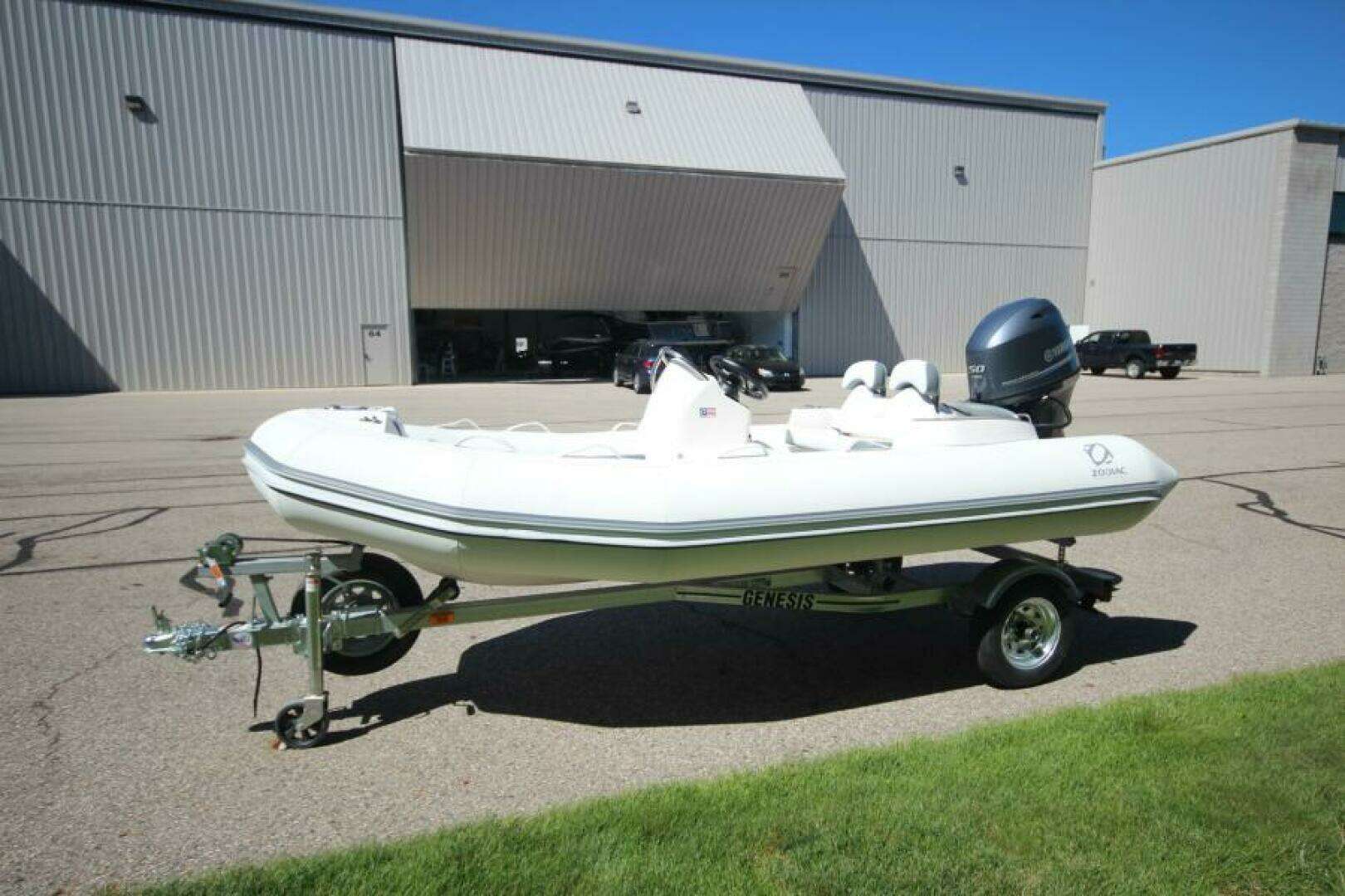 2025 Zodiac Yachtline 400 DL NEO - Image 4