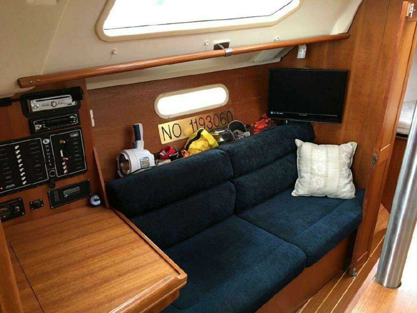 2002 Hunter 326 - Image 13