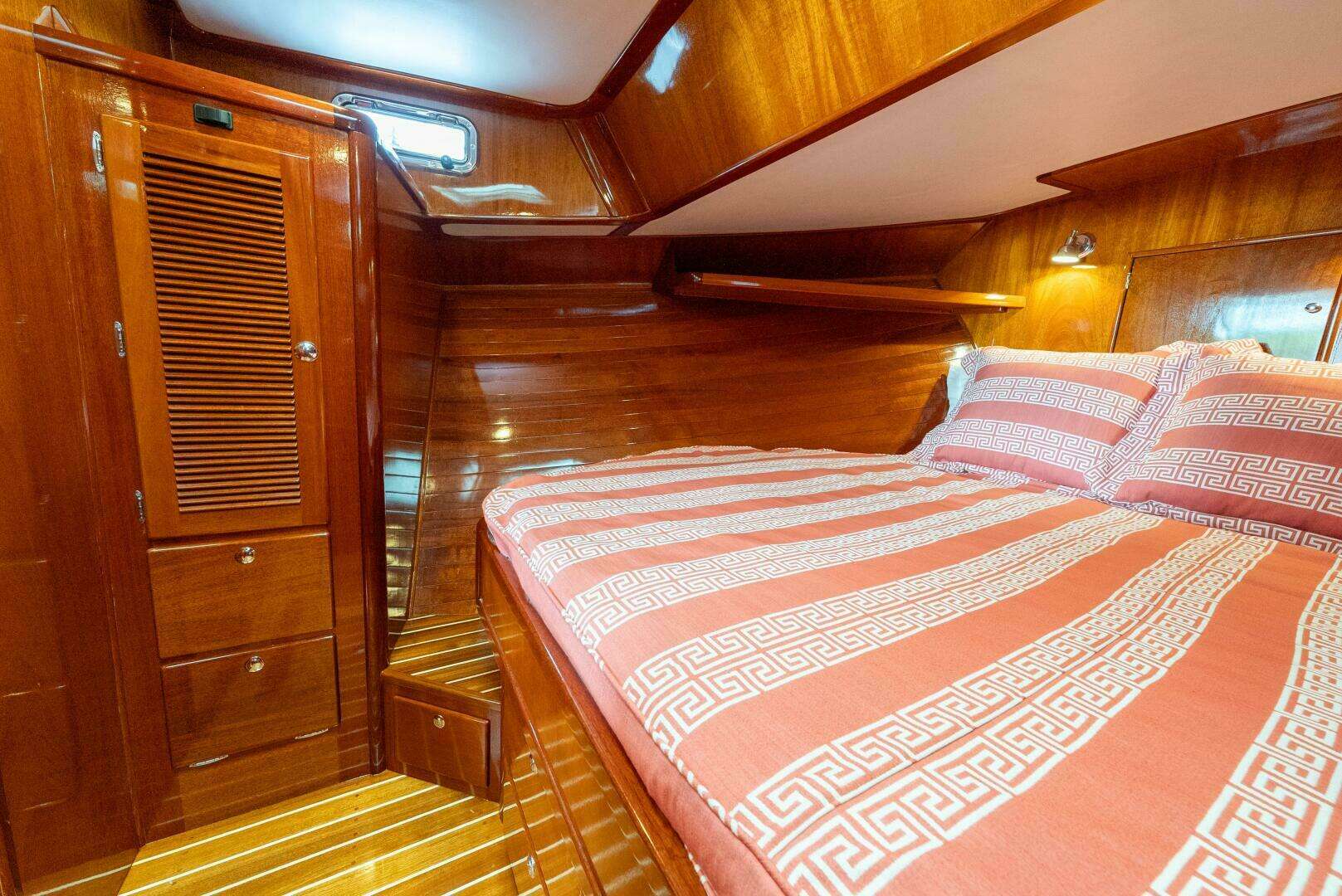 2019 Lowell Flybridge - Image 12
