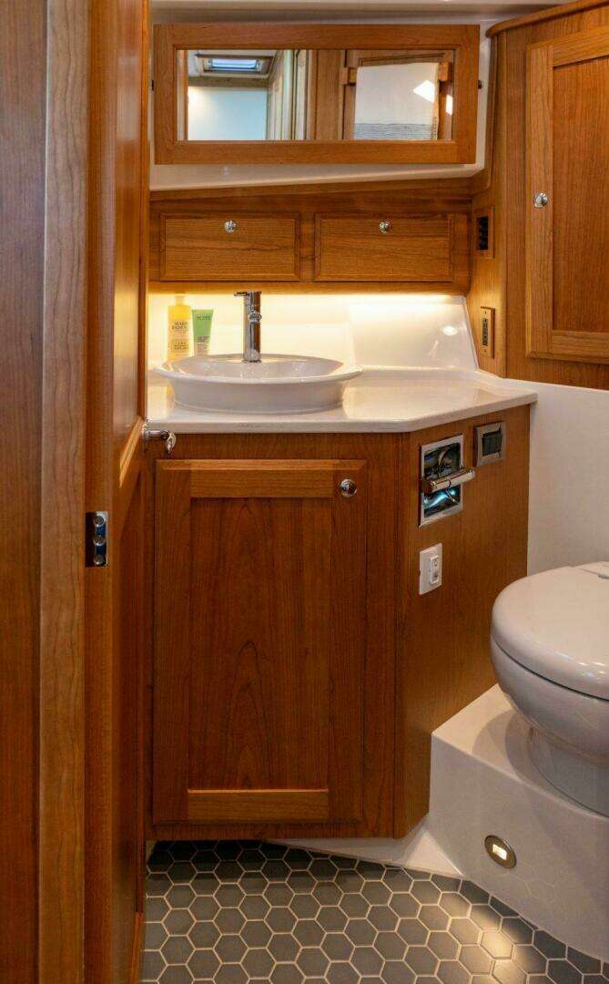 2027 Sabre 43 Salon Express - Image 30