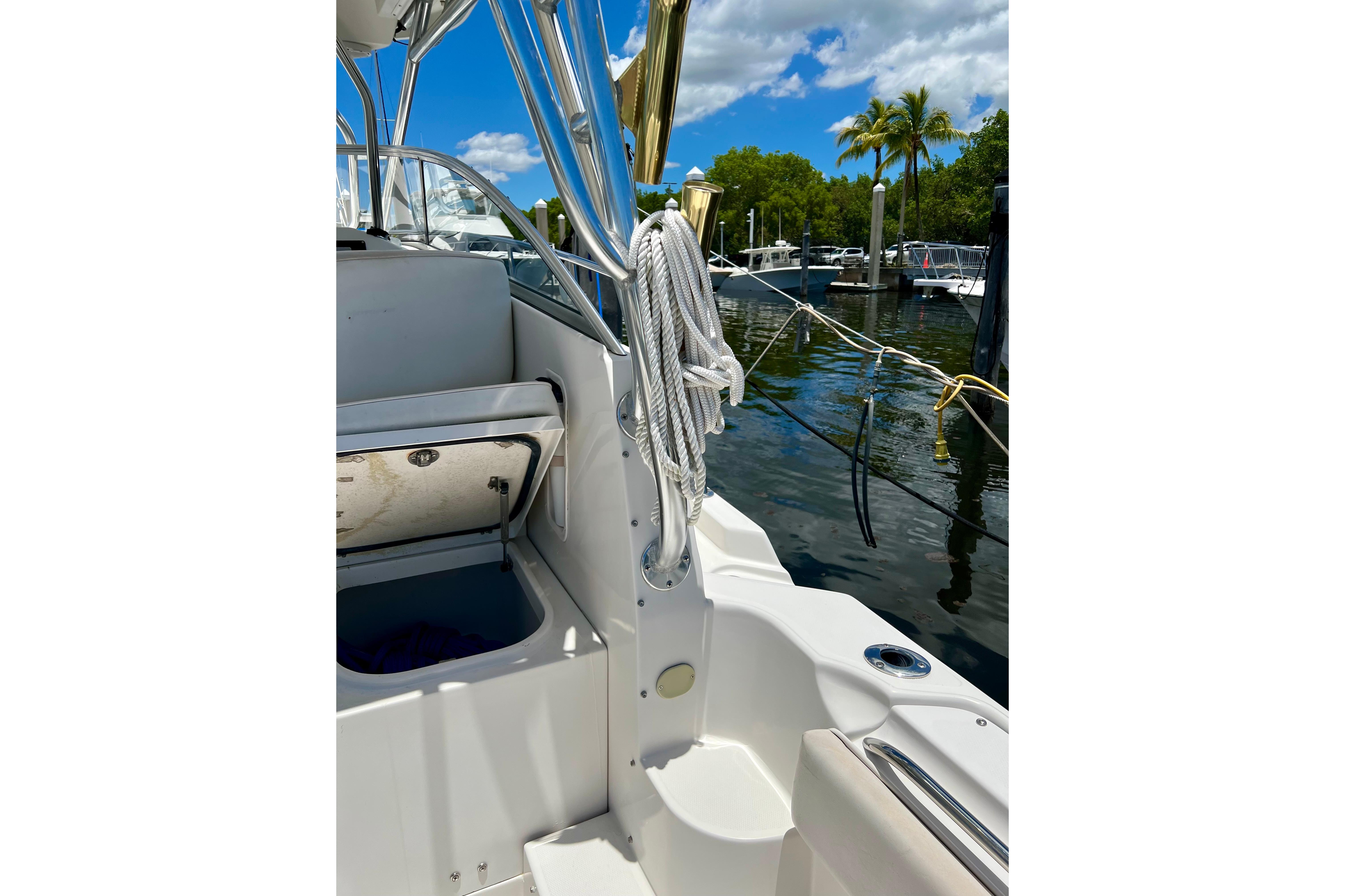 2006 Seaswirl Striper 2901 Walkaround O/B docked, featuring deck details and marina view.