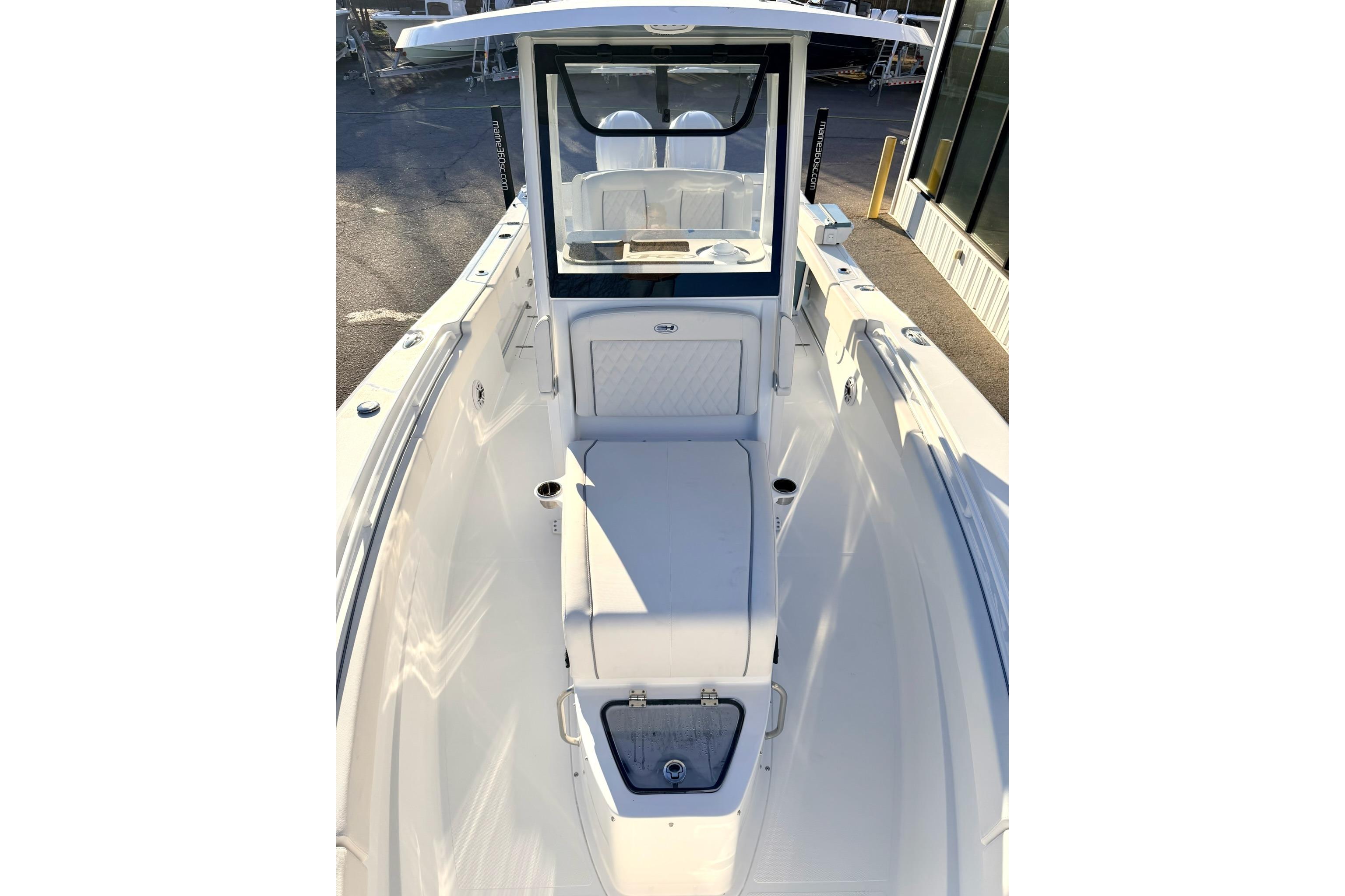 2026 Sea Hunt Ultra 275 Coffin Box boat interior, showcasing sleek design and spacious layout.
