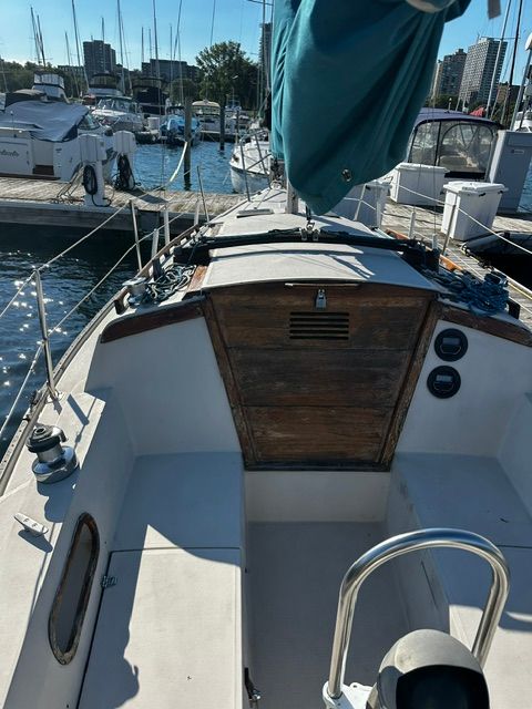 The cockpit of a 1985 Catalina 27 in a marina.