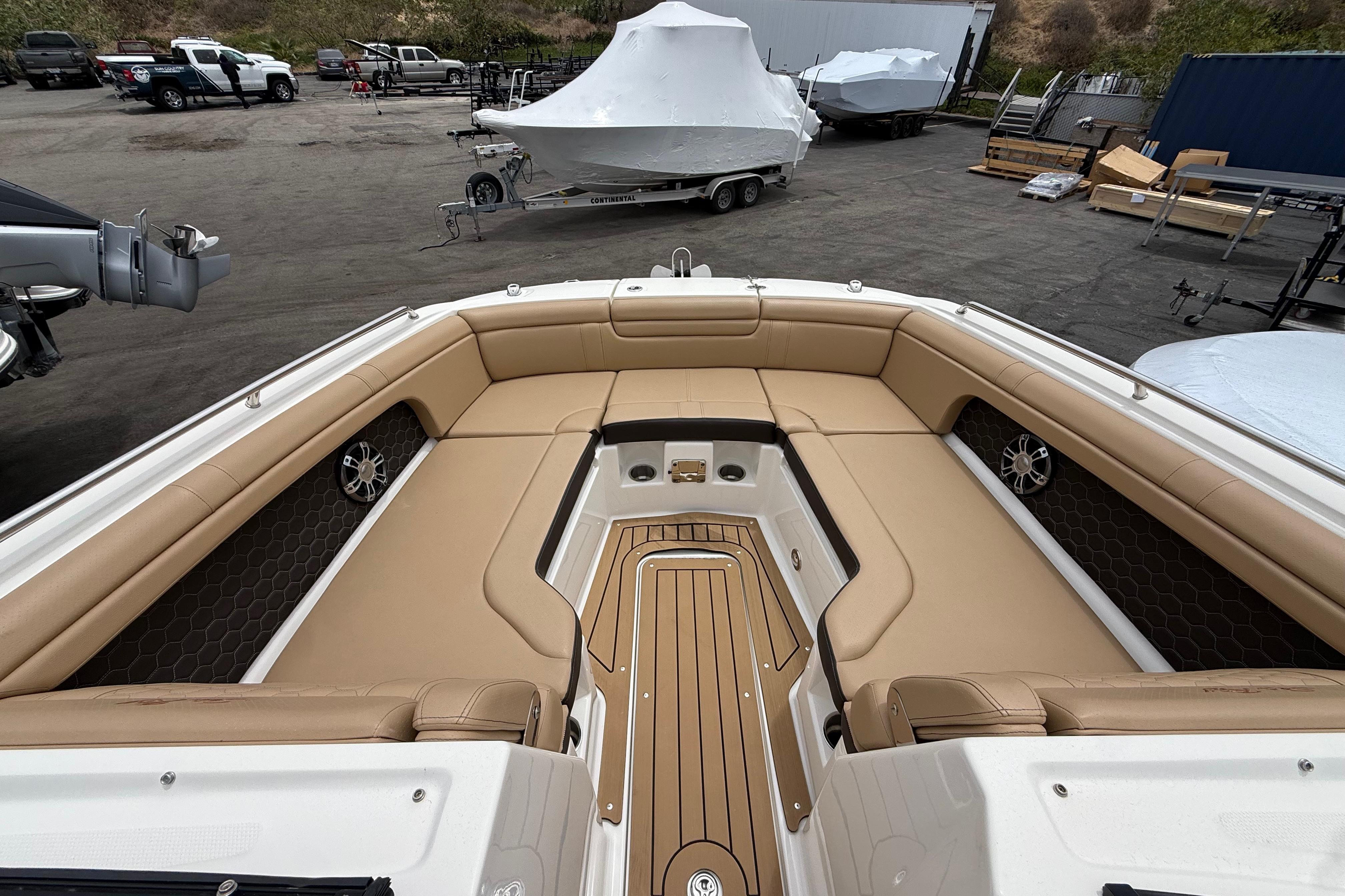 2022 Sea Ray SDX 290 Outboard boat with tan seating and wood accents.