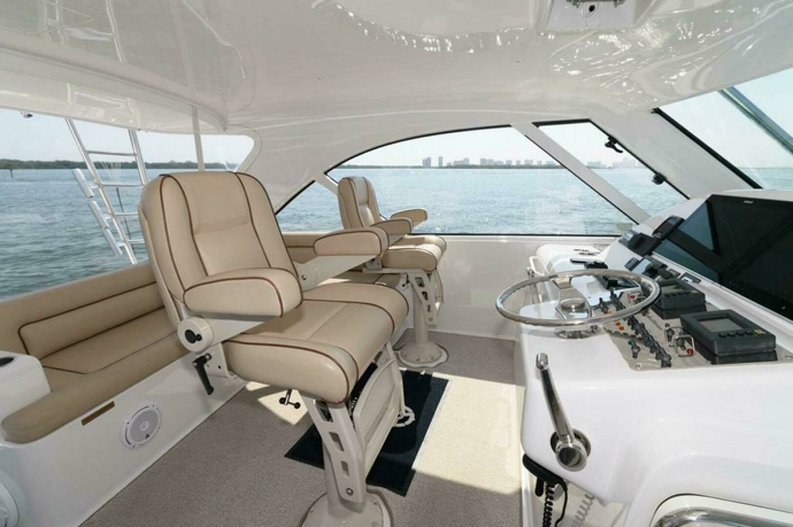 2015 Hatteras Express Sportfish - Image 15