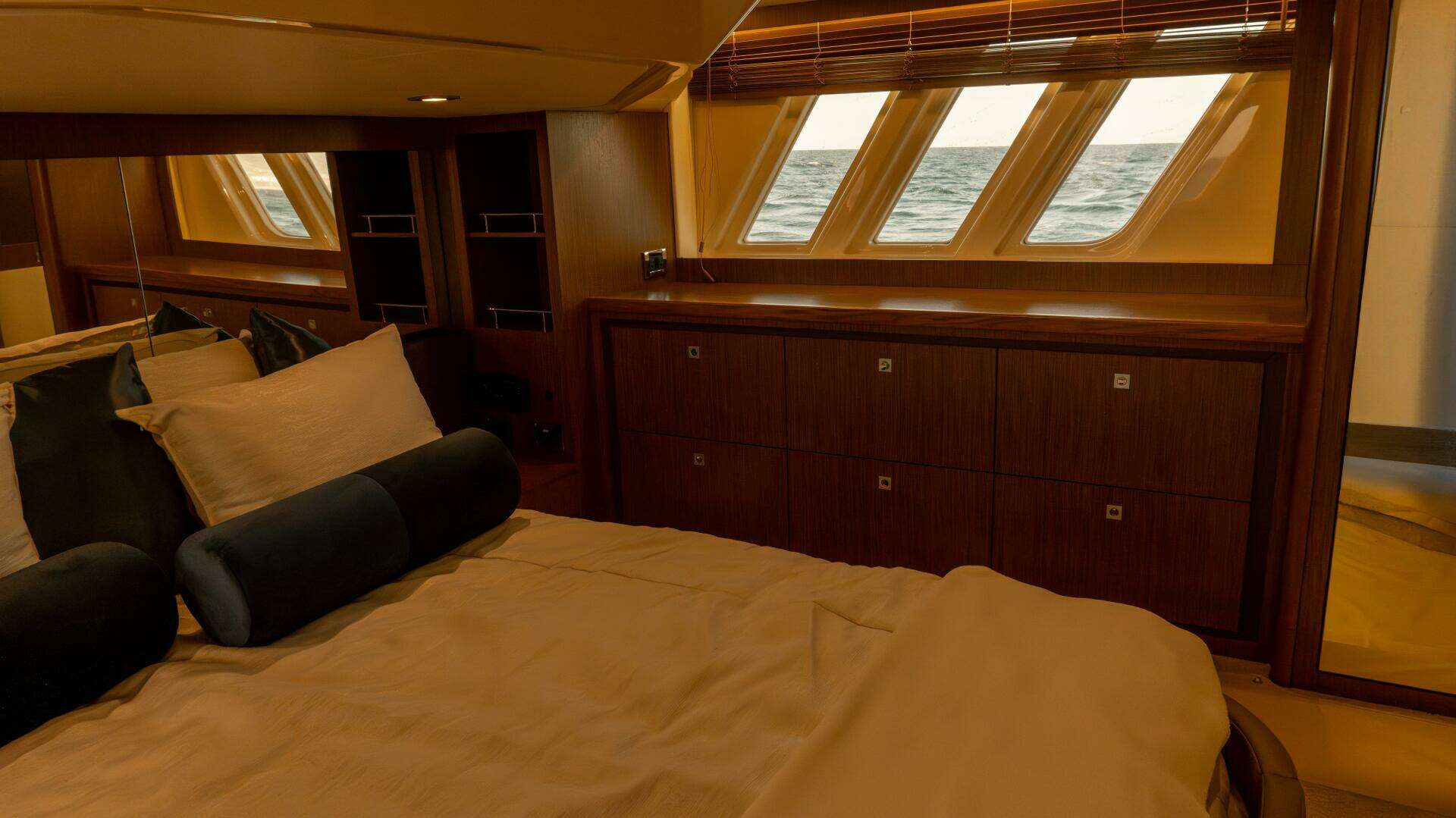 2017 Sea Ray 51 Flybridge - Image 19