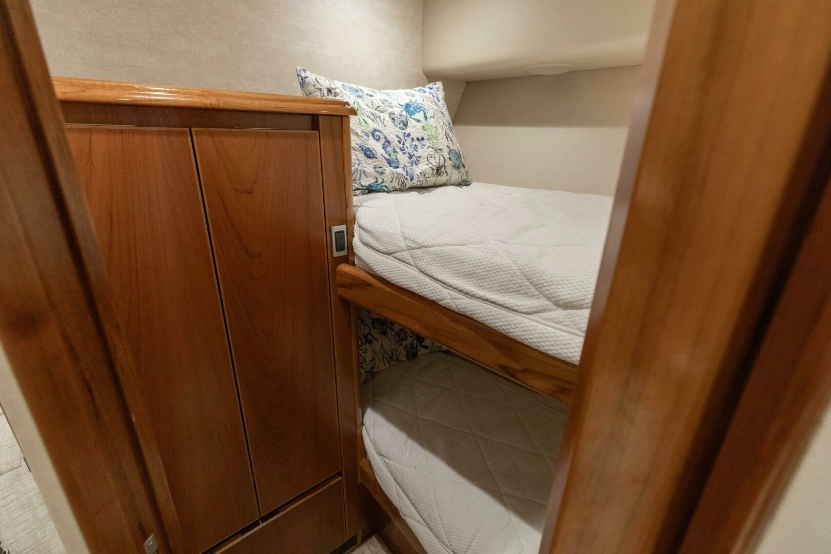 2015 Viking 70 Convertible - Image 26