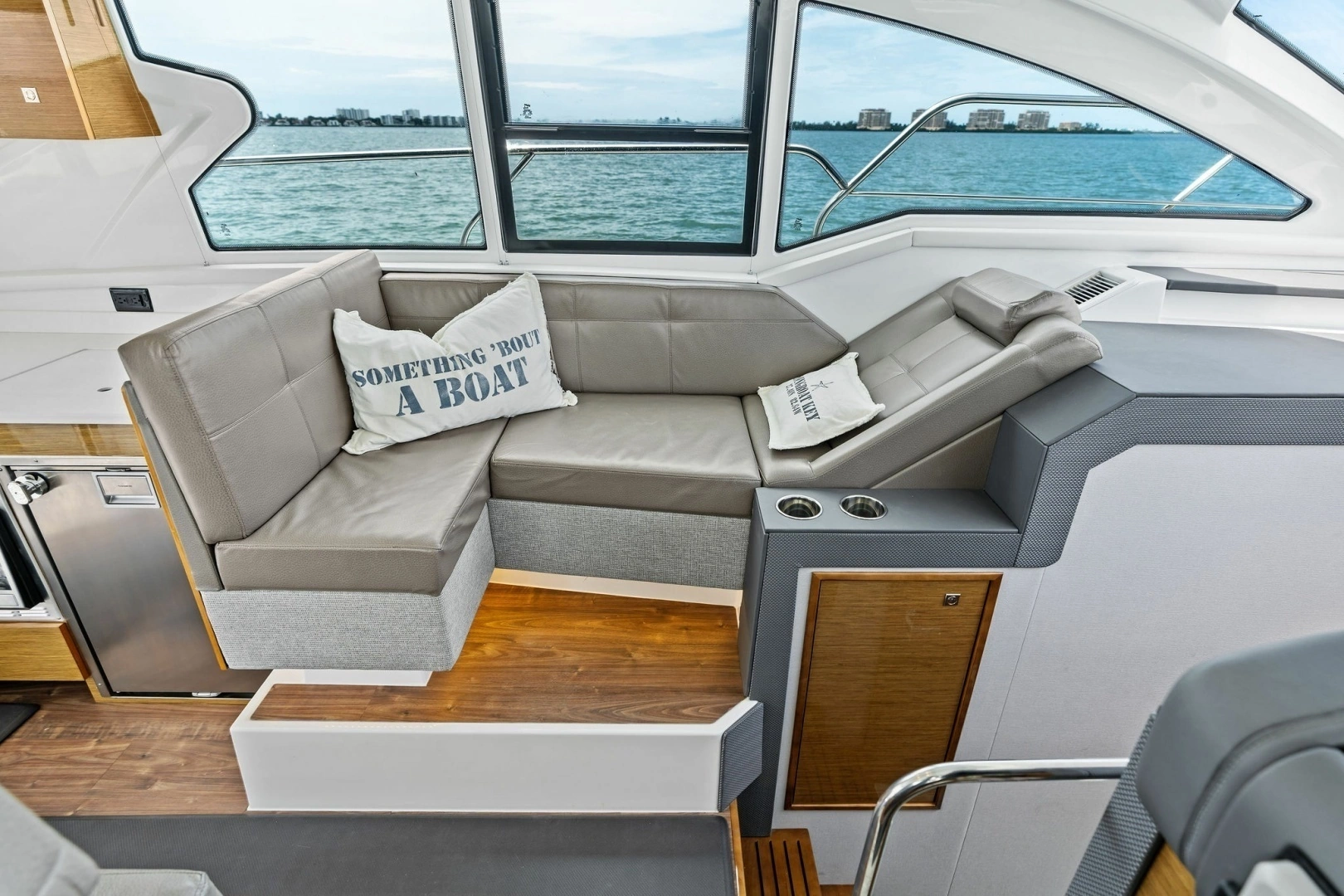 2019 Cruisers Yachts 42 Cantius - Image 18