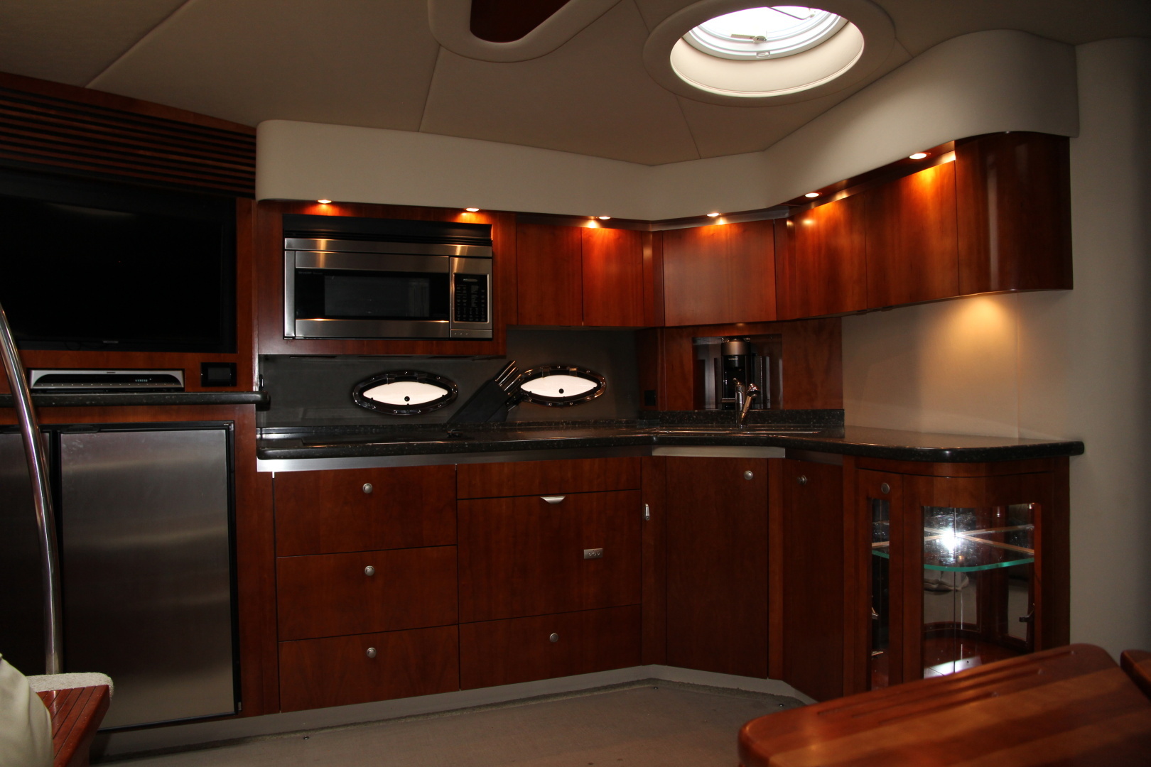2007 Cruisers Yachts 520 EXPRESS - Image 6