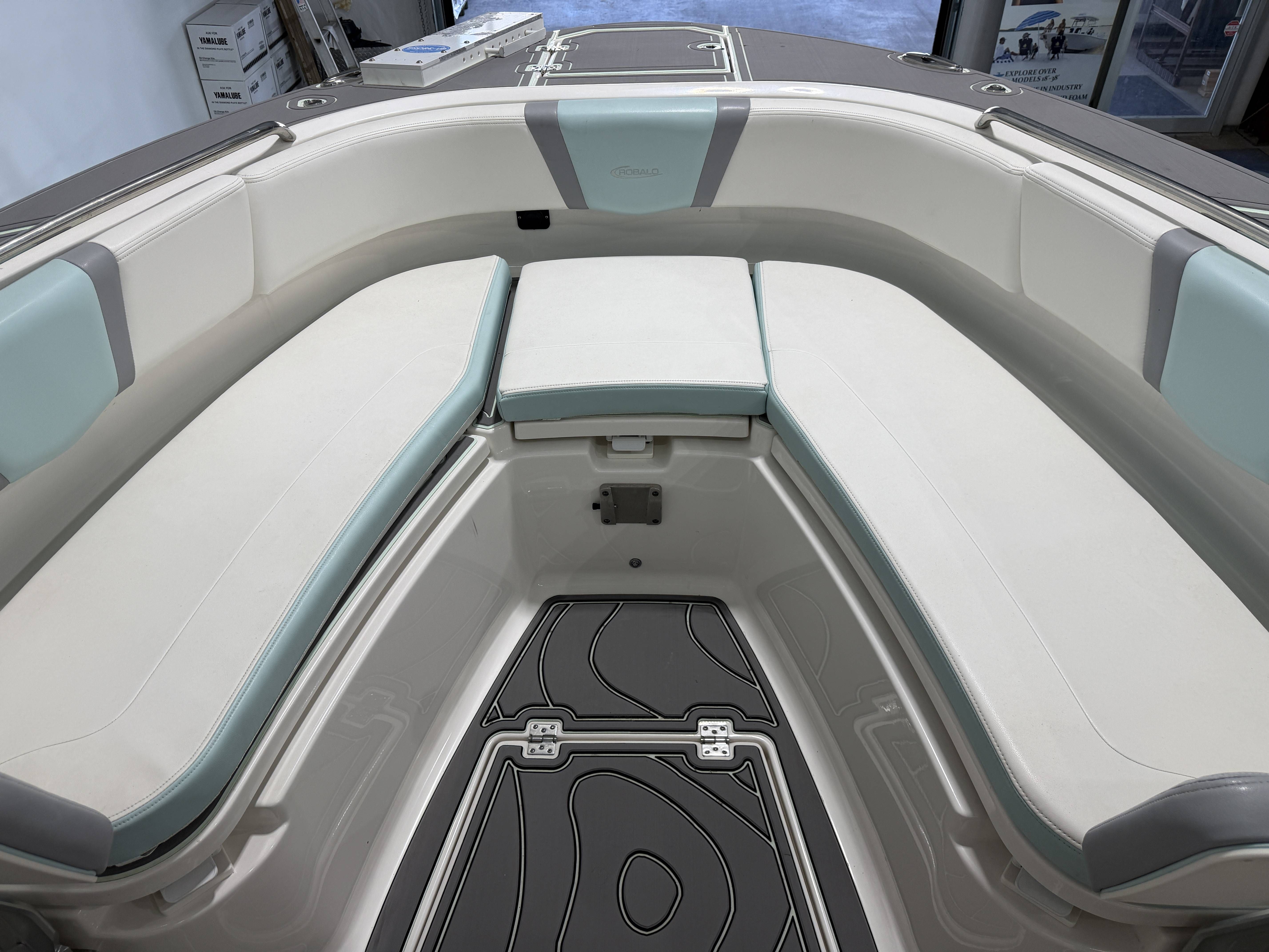 2023 Robalo R250 Center Console - 30
