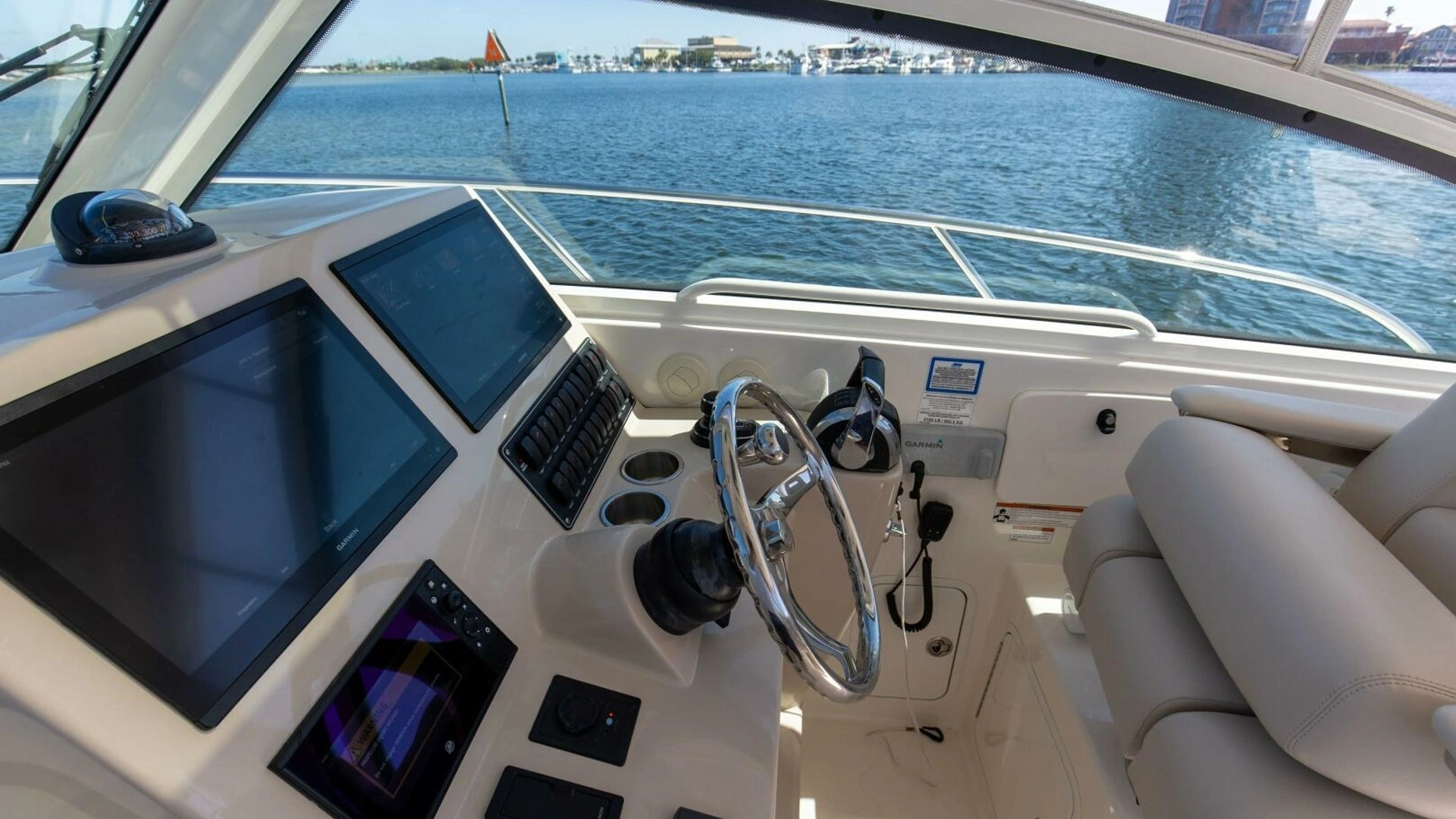 2019 Boston Whaler 345 CONQUEST - Image 18