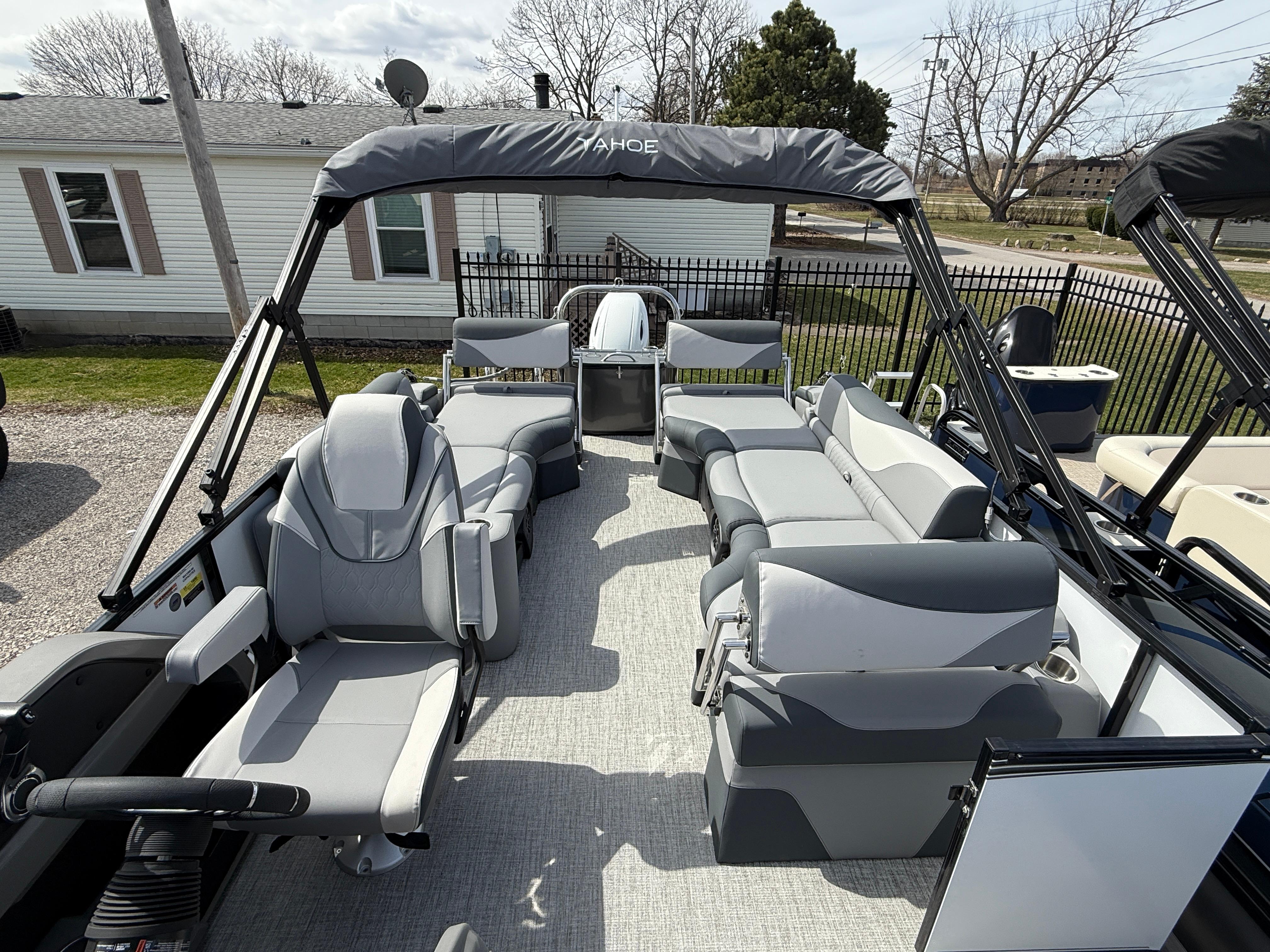2025 Tahoe Pontoon LTZ Quad Lounger Shift with spacious seating and modern design.