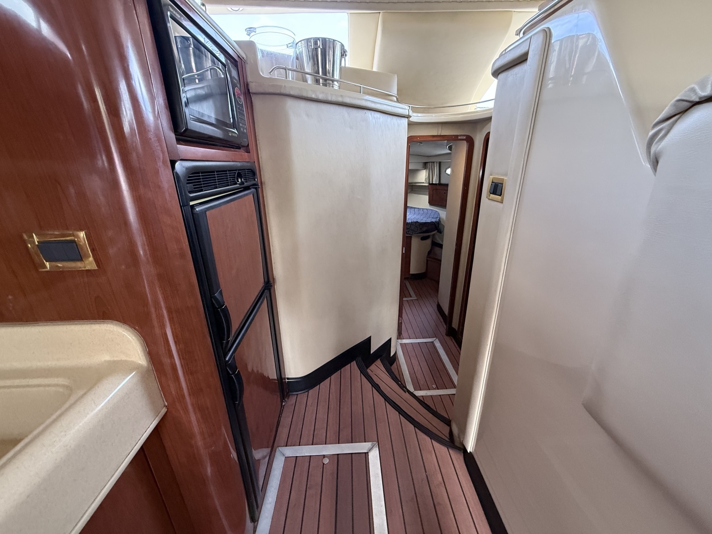 2001 Sea Ray 450 Express Bridge - Image 23