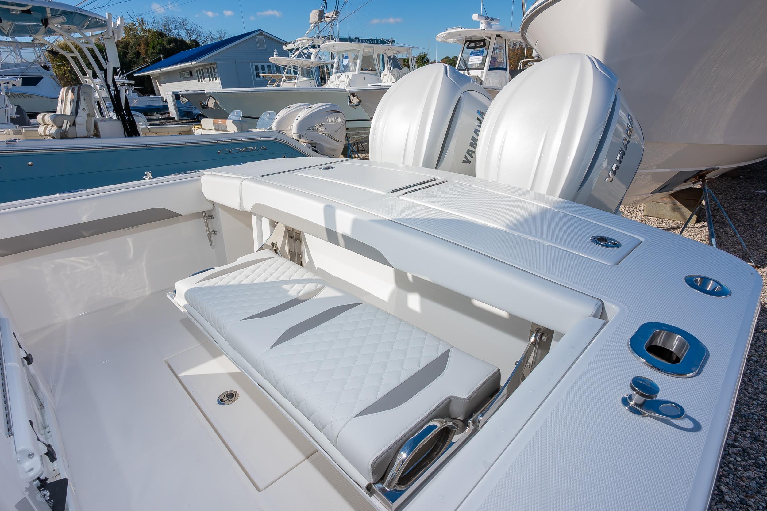 2026 Regulator 28 boat with dual Yamaha engines and cushioned seating.