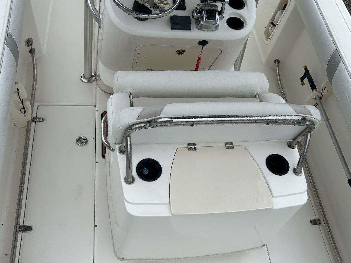 2008 Boston Whaler 240 Outrage - 9