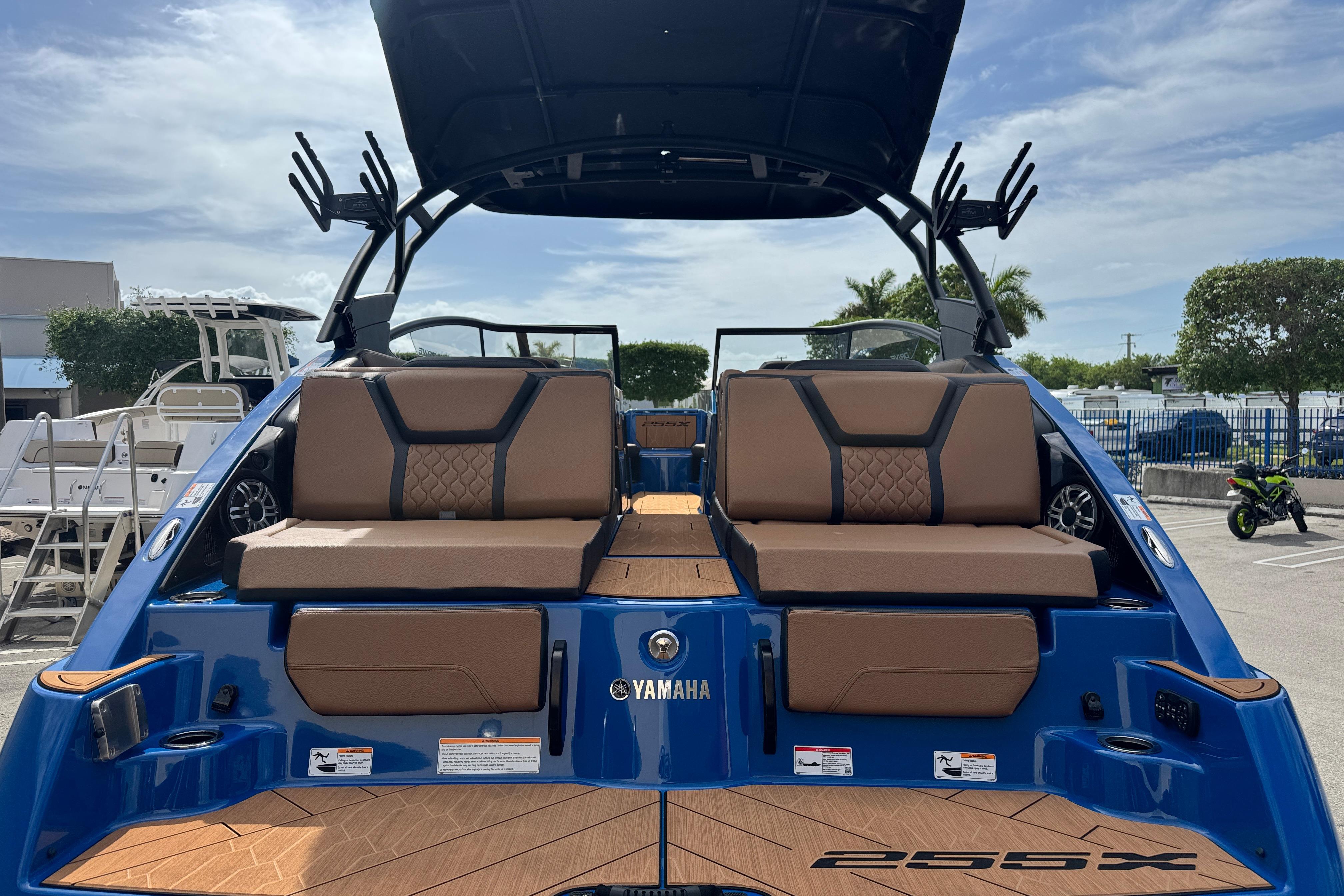 2026 Yamaha Boats 255XD, blue exterior, luxurious seating, outdoor setting, sunny day.