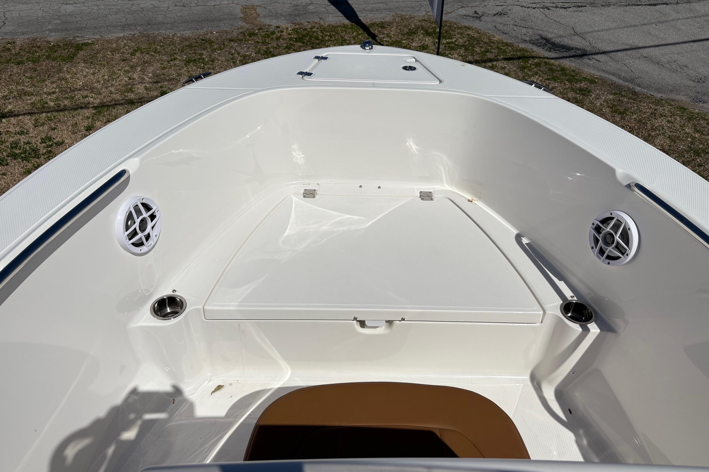 2026 Robalo R180 Center Console - 8