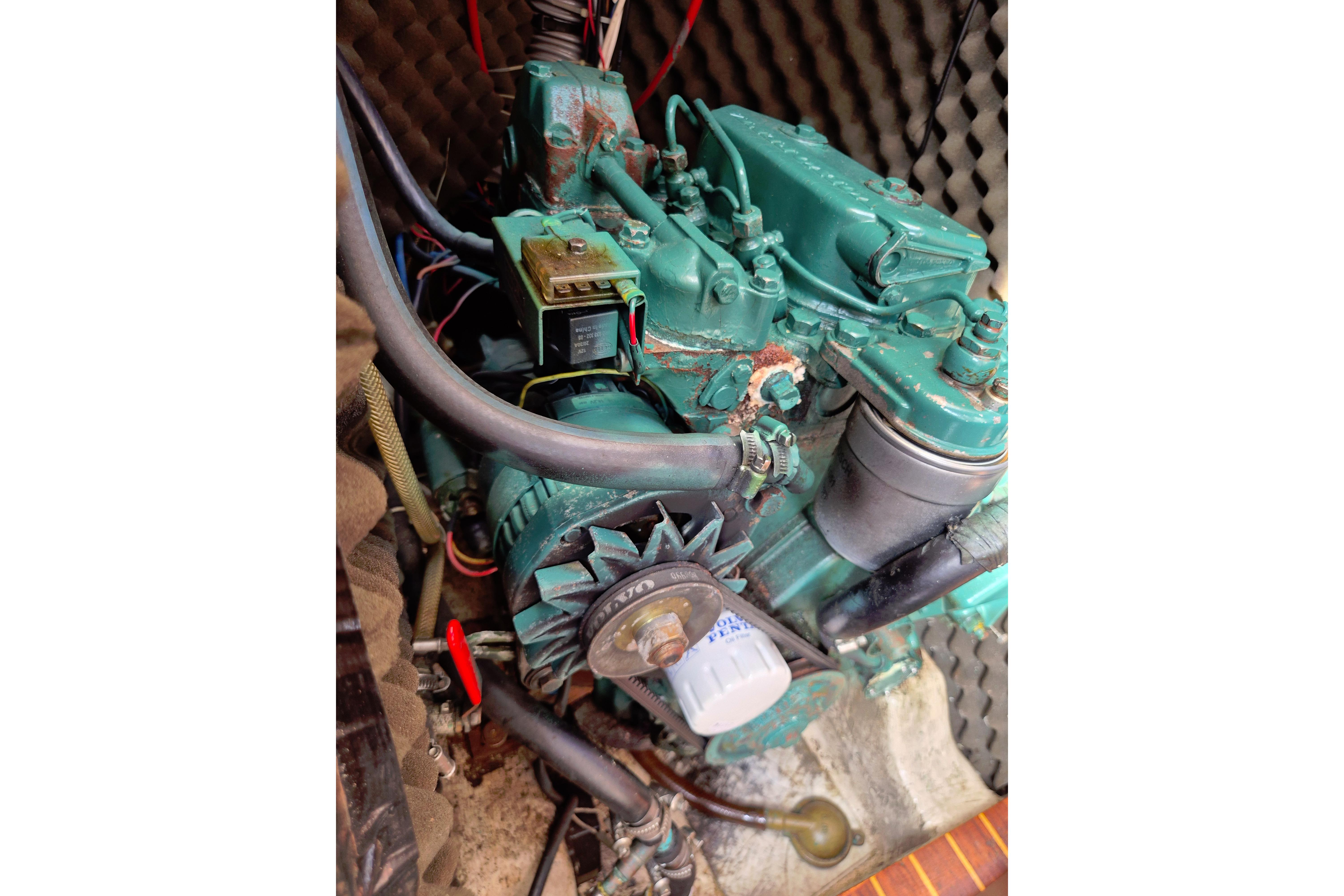 Engine of a 1985 Gib'Sea 96 VH sailboat, showing detailed components and wiring.