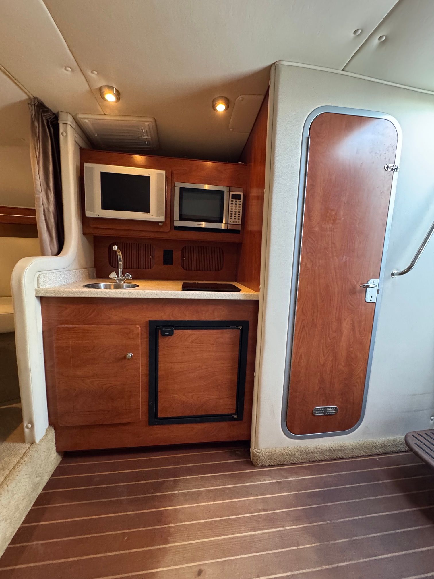 2007 Rinker 300 Express Cruiser - 11