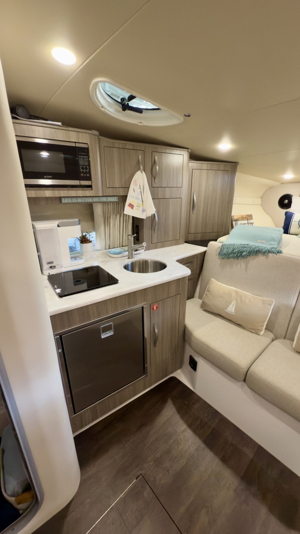 2020 Regal 33 Express - Image 14