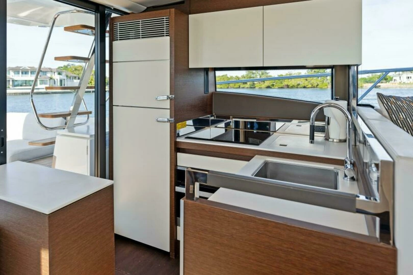 2020 Prestige 520 Flybridge - Image 8