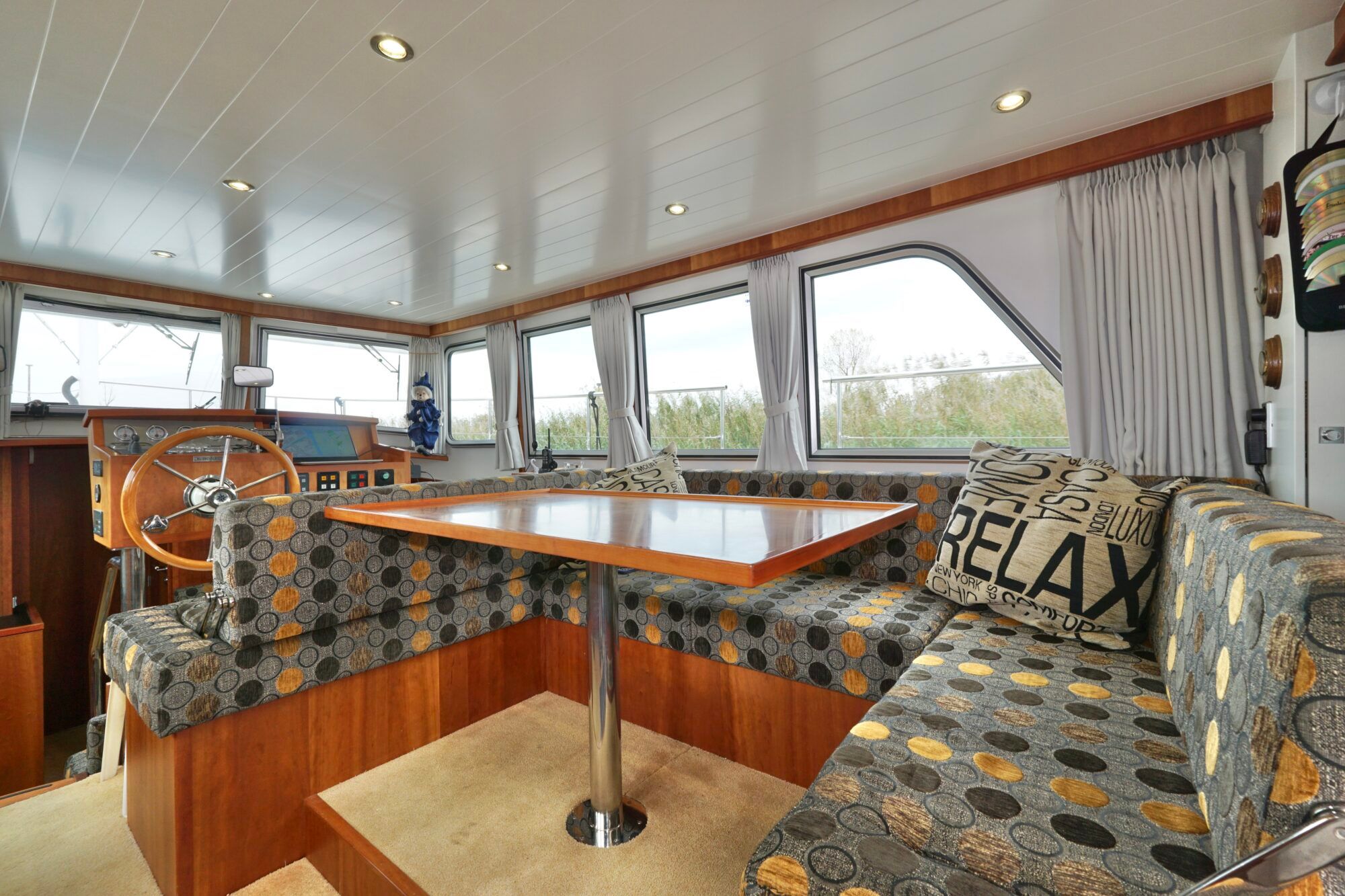 2013 Serious Yachts Serious Yachts Gently Low Bridge 45 Sedan - 16