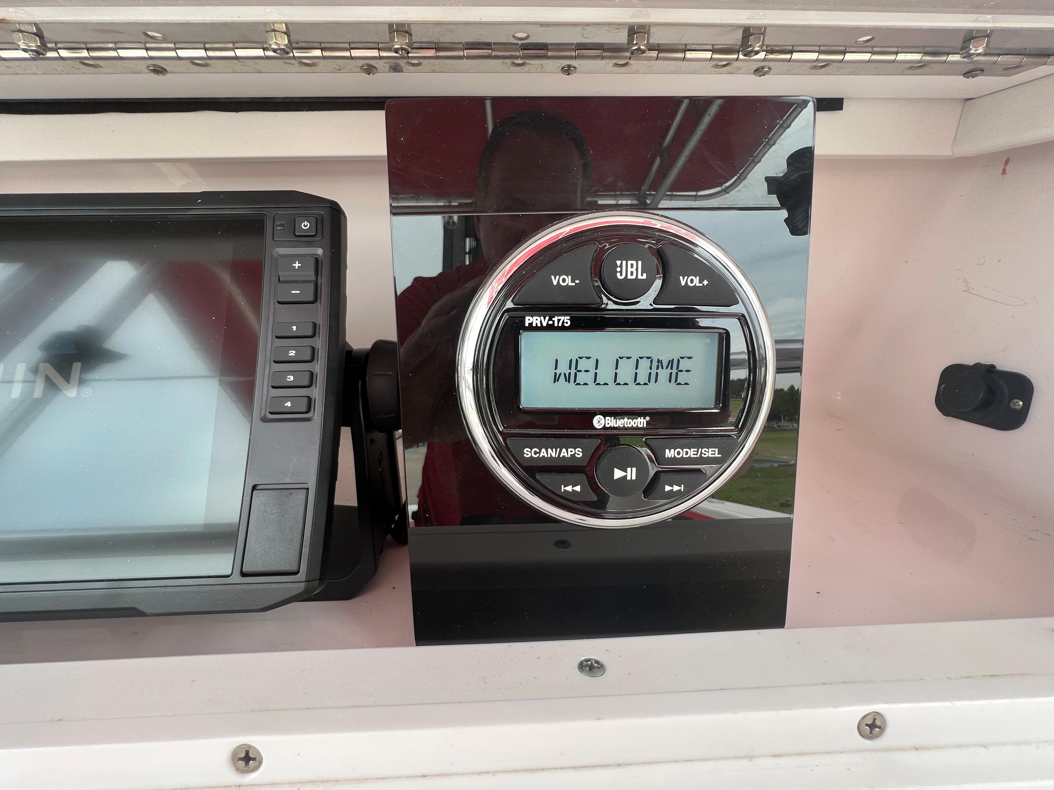 JBL audio system and navigation display on 2002 Donzi 29 ZF Cuddy boat.